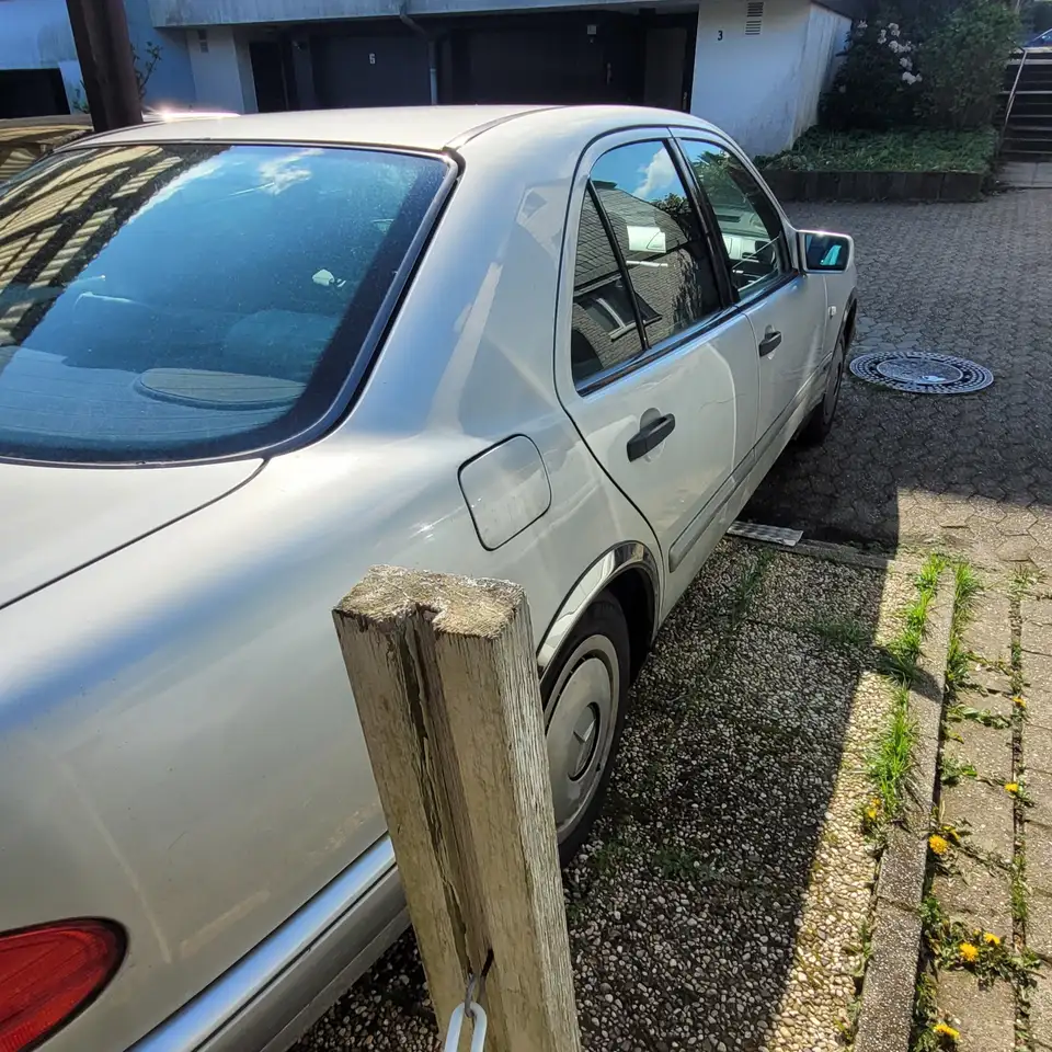 Mercedes-Benz 230, foto 3