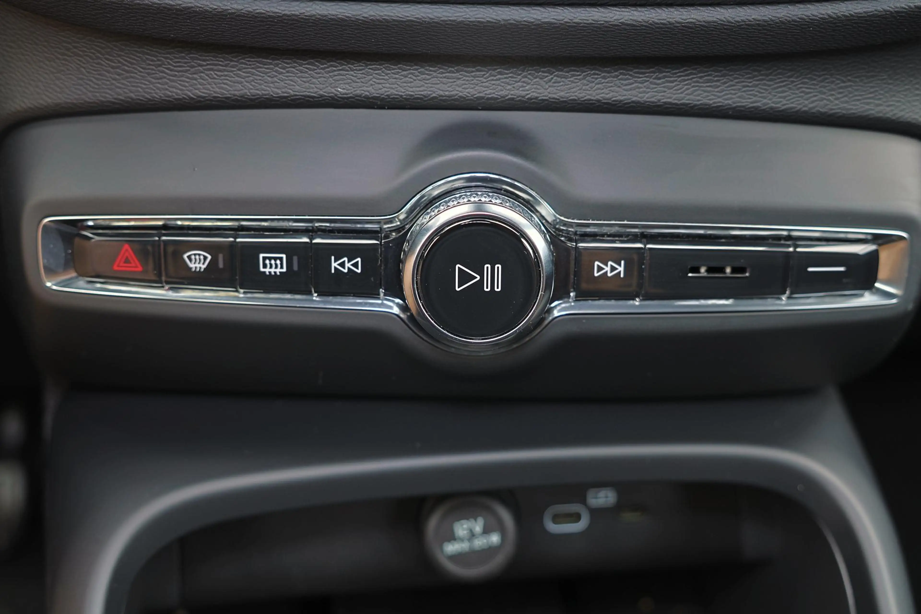 Volvo EX40 Extended Range Plus 82 kWh - IntelliSafe Assist & — photo 9