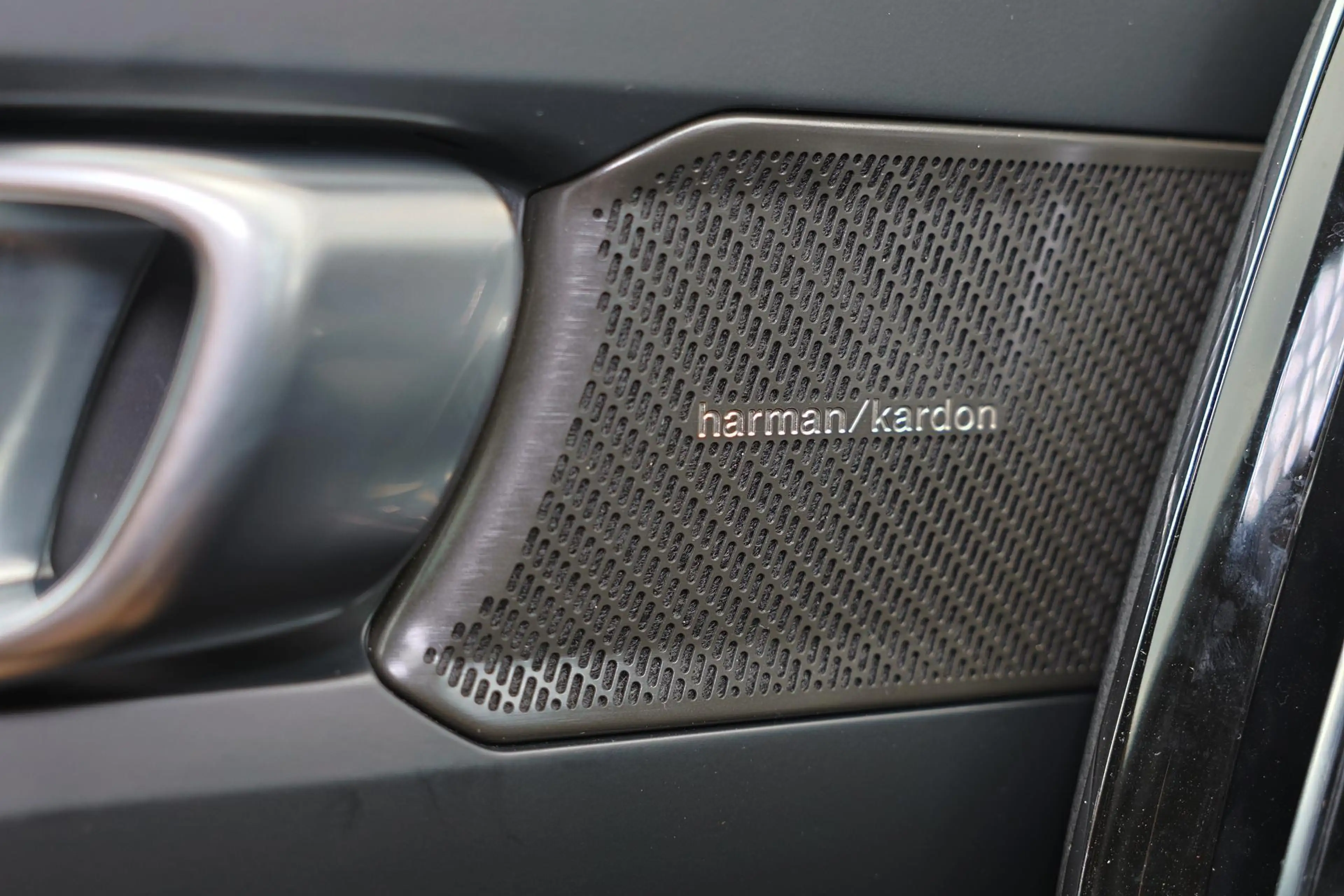 Volvo EX40 Extended Range Plus 82 kWh - IntelliSafe Assist & — photo 11