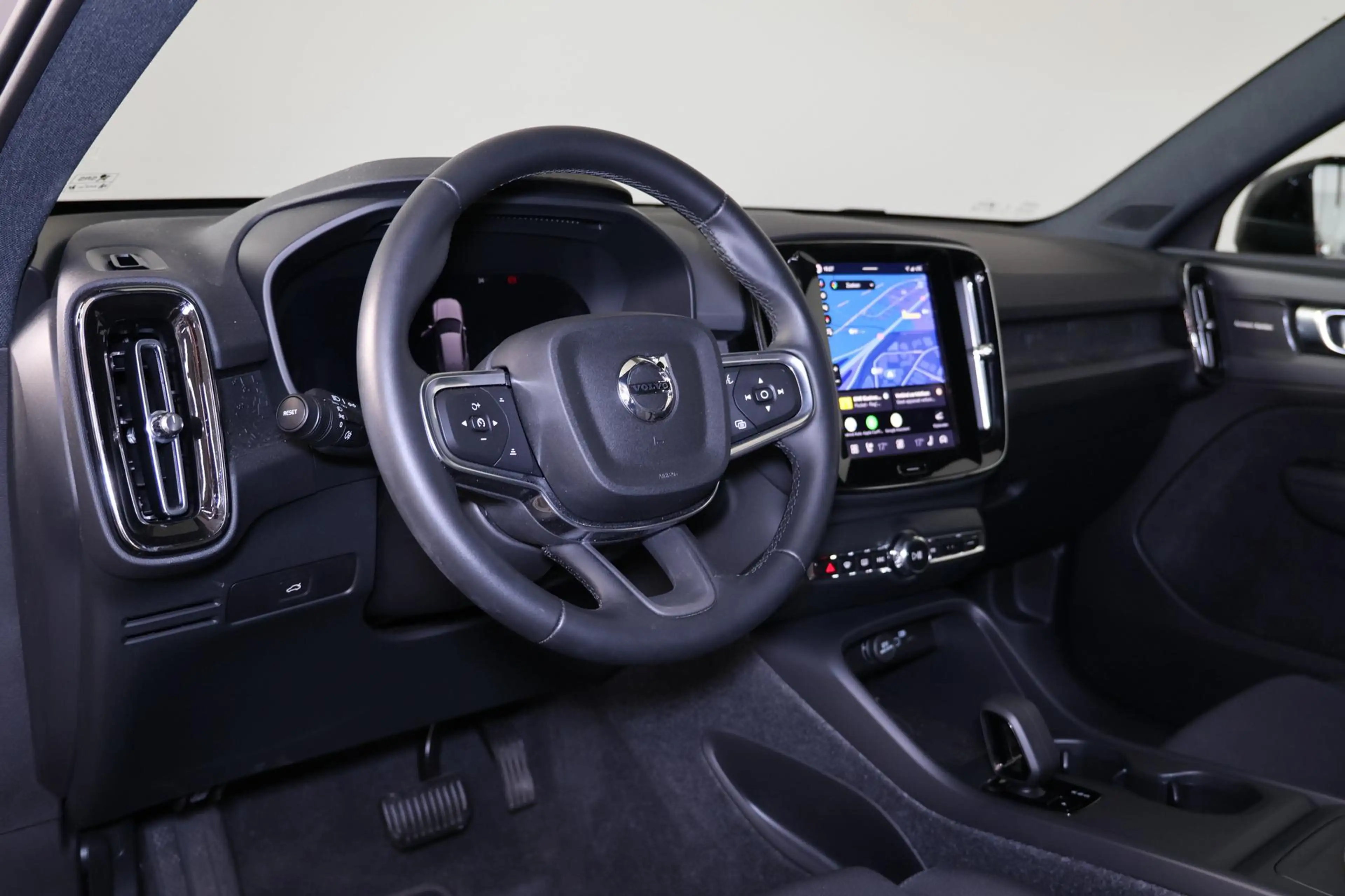 Volvo EX40 Extended Range Plus 82 kWh - IntelliSafe Assist & — photo 13
