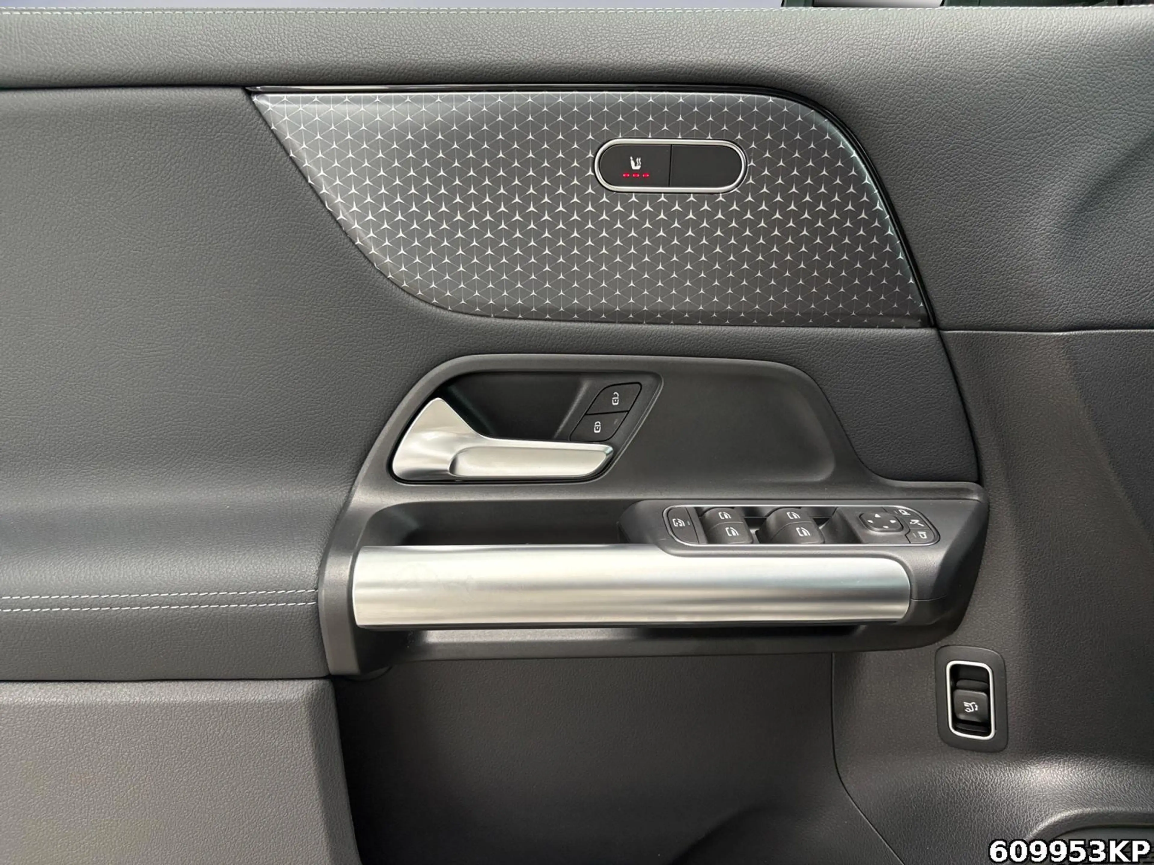 Mercedes-Benz GLA 200 Progressive AHK Distronik Kamera 18" DAB — photo 14