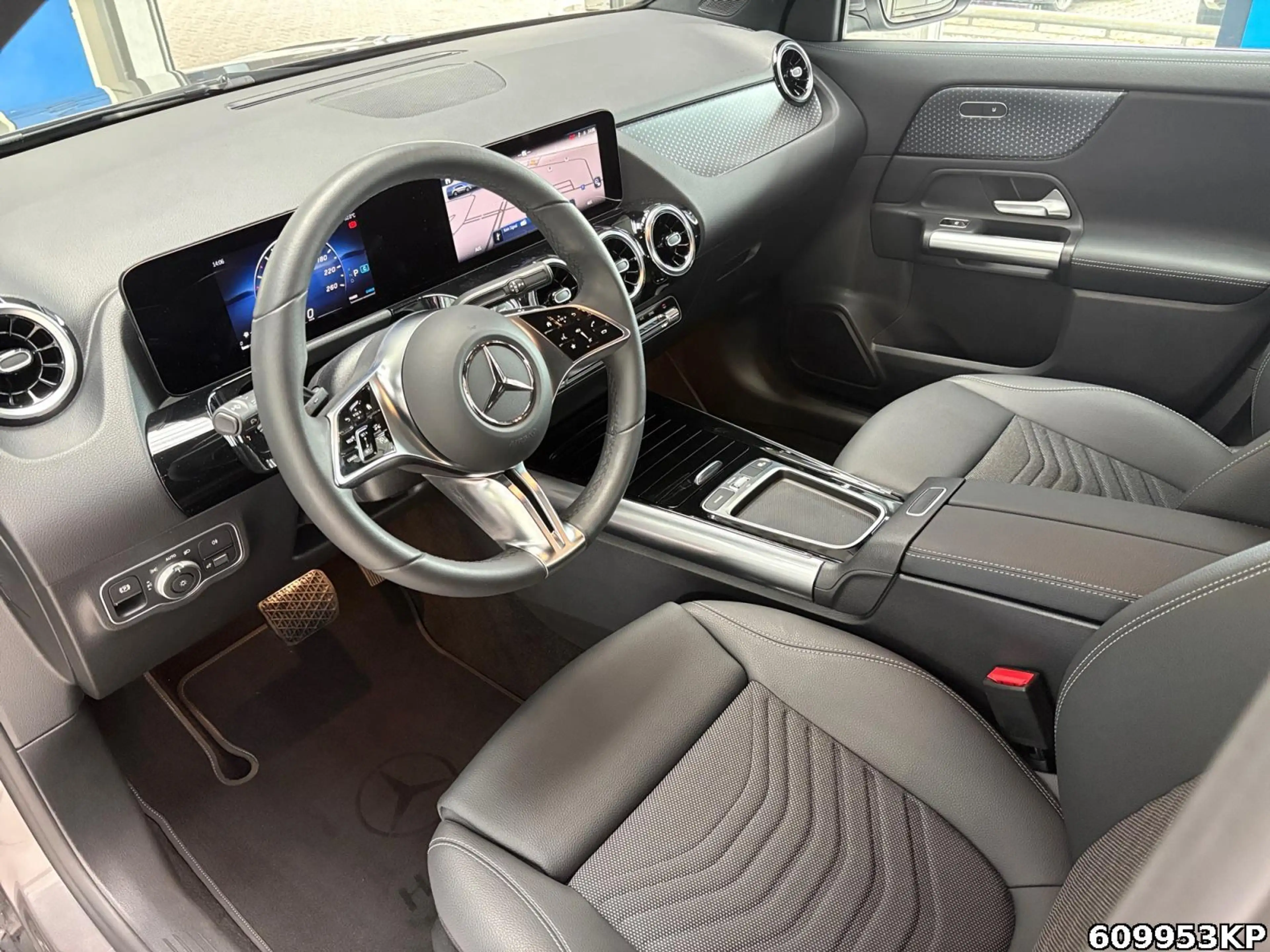 Mercedes-Benz GLA 200 Progressive AHK Distronik Kamera 18" DAB — photo 15