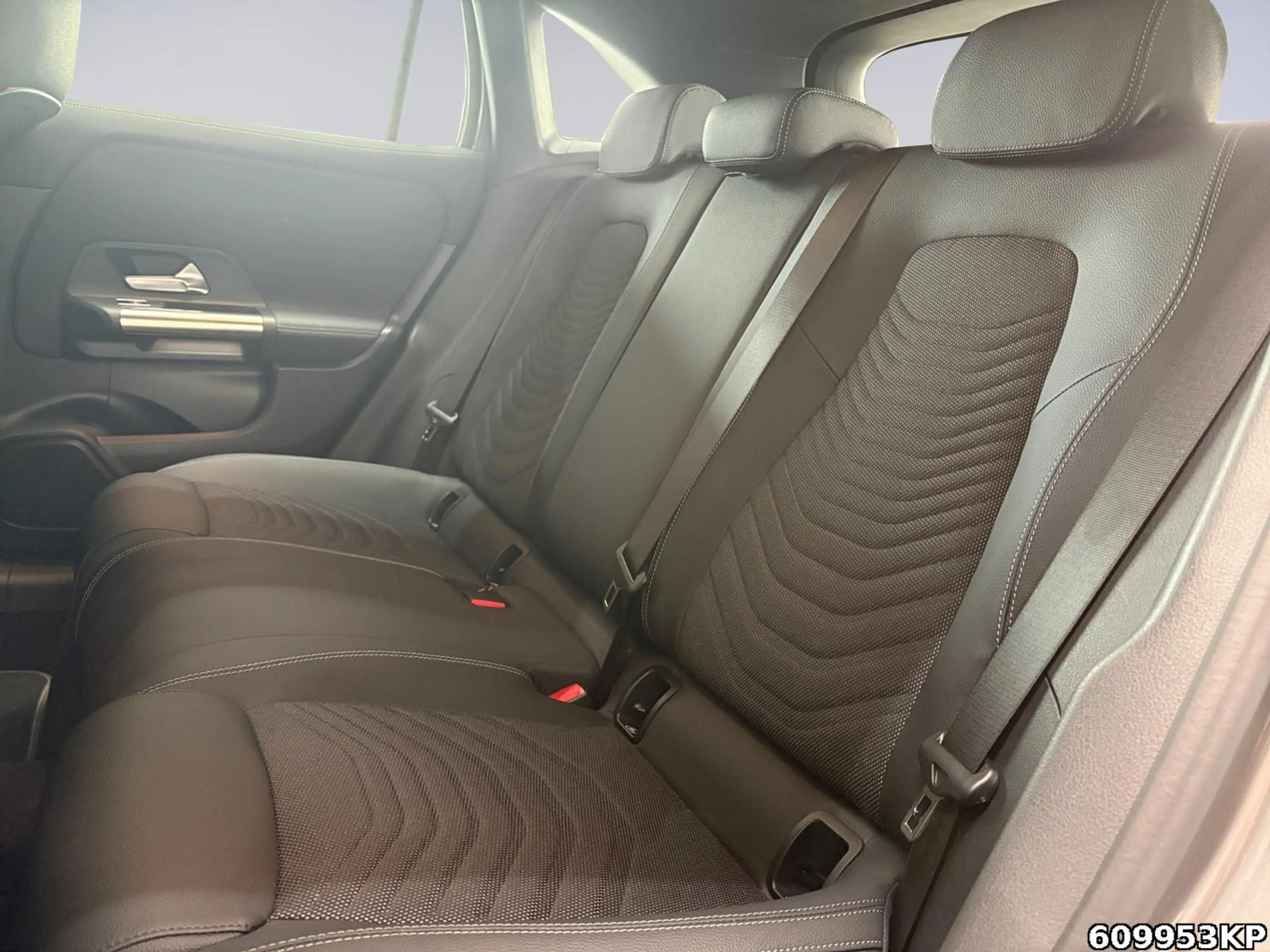 Mercedes-Benz GLA 200 Progressive AHK Distronik Kamera 18" DAB — photo 11