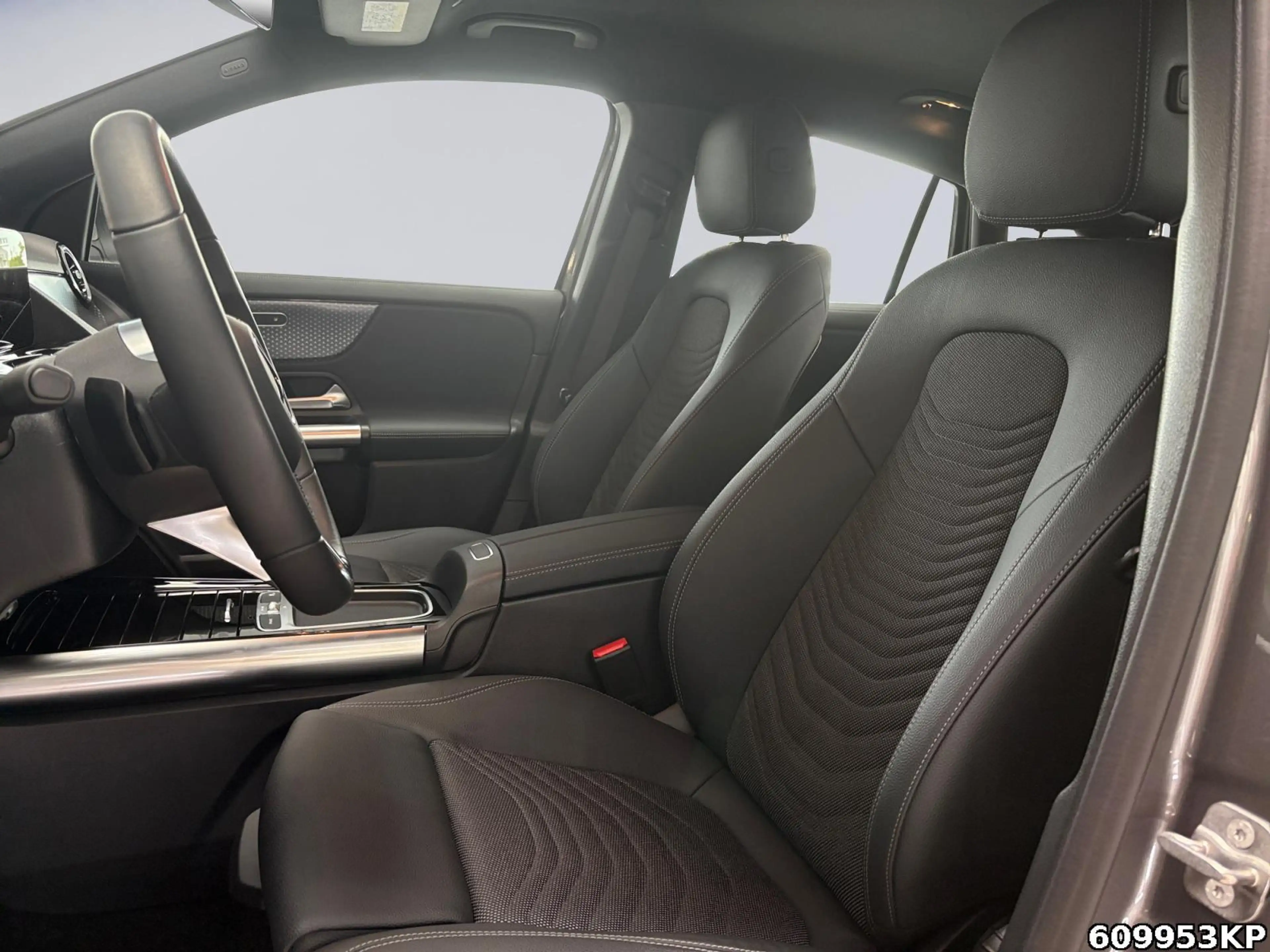 Mercedes-Benz GLA 200 Progressive AHK Distronik Kamera 18" DAB — photo 10