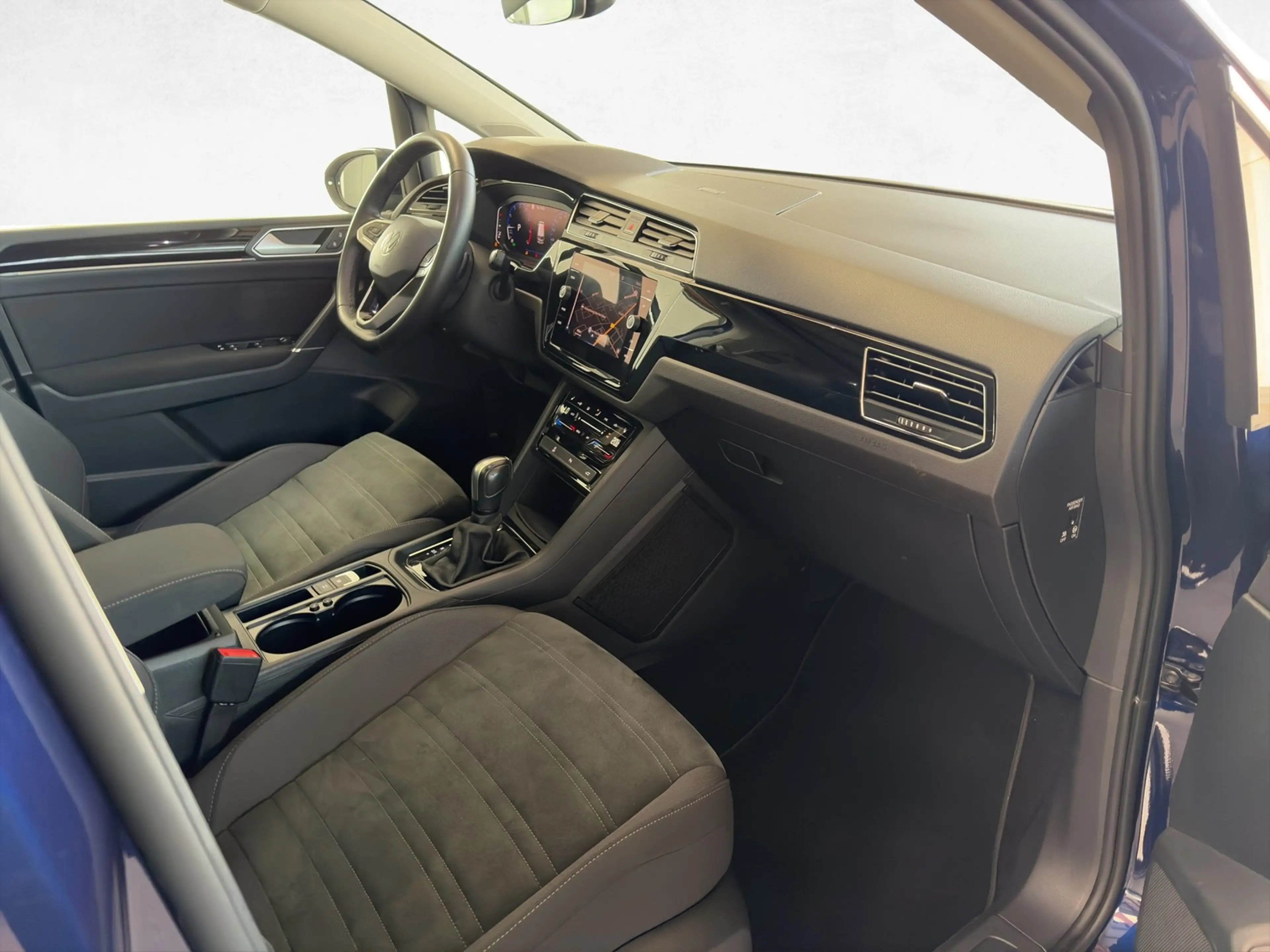 Volkswagen Touran Highline 1.5 TSI DSG /LED/IQ.Drive/Navi — photo 9