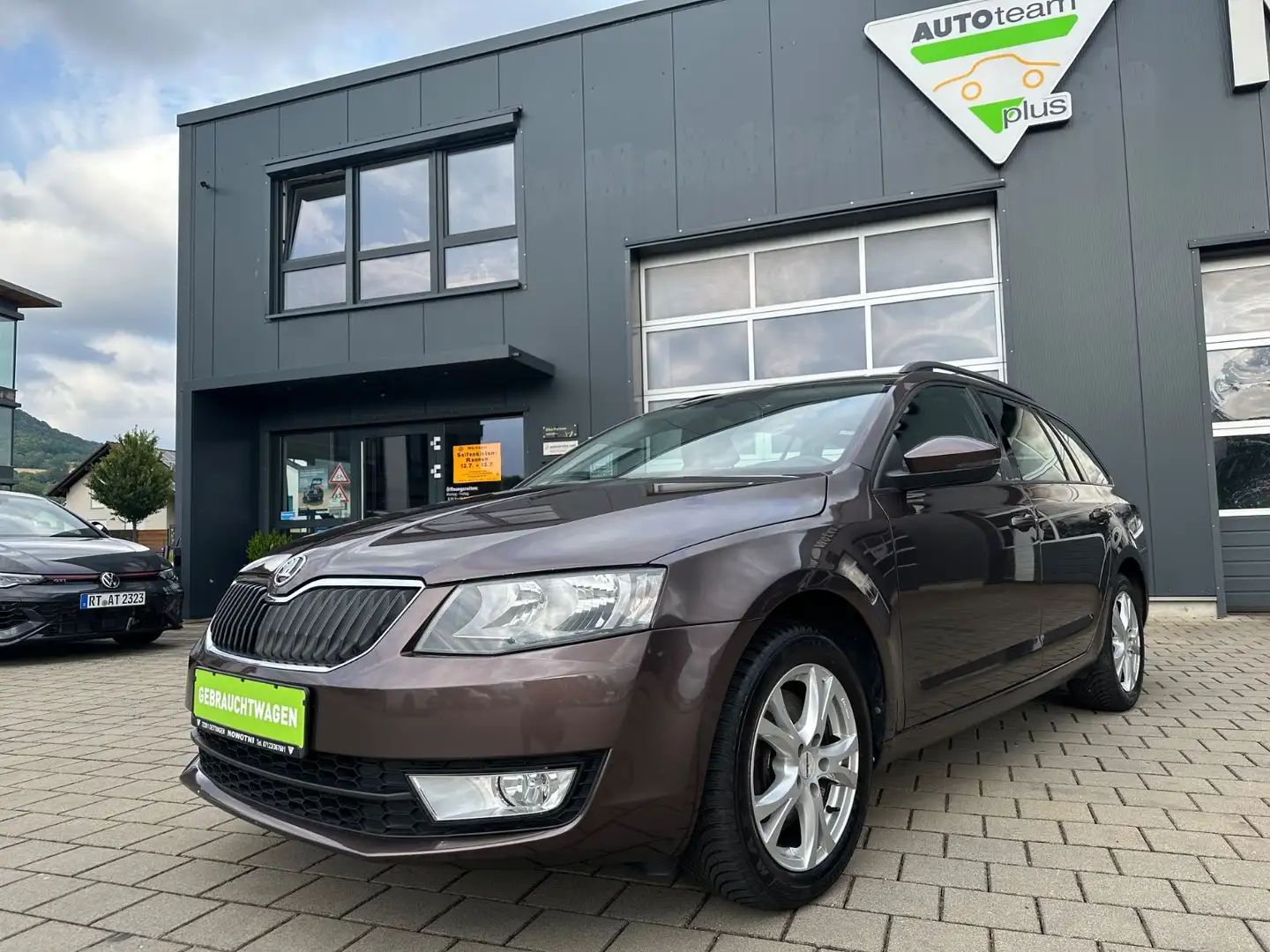 Skoda Octavia Combi Ambition 4x4 Braun - 1