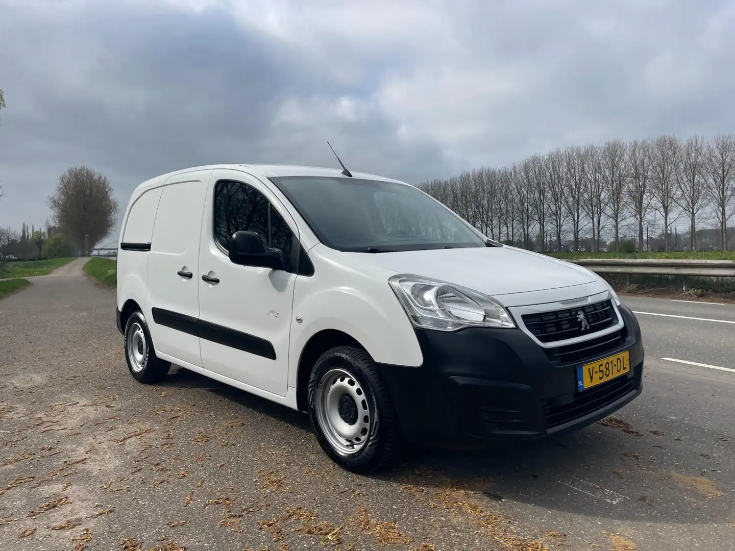 Peugeot Partner 120 1.6 BlueHDi 75 L1 Première NAVIGATIE-AIRCO-CRU Weiß - 2