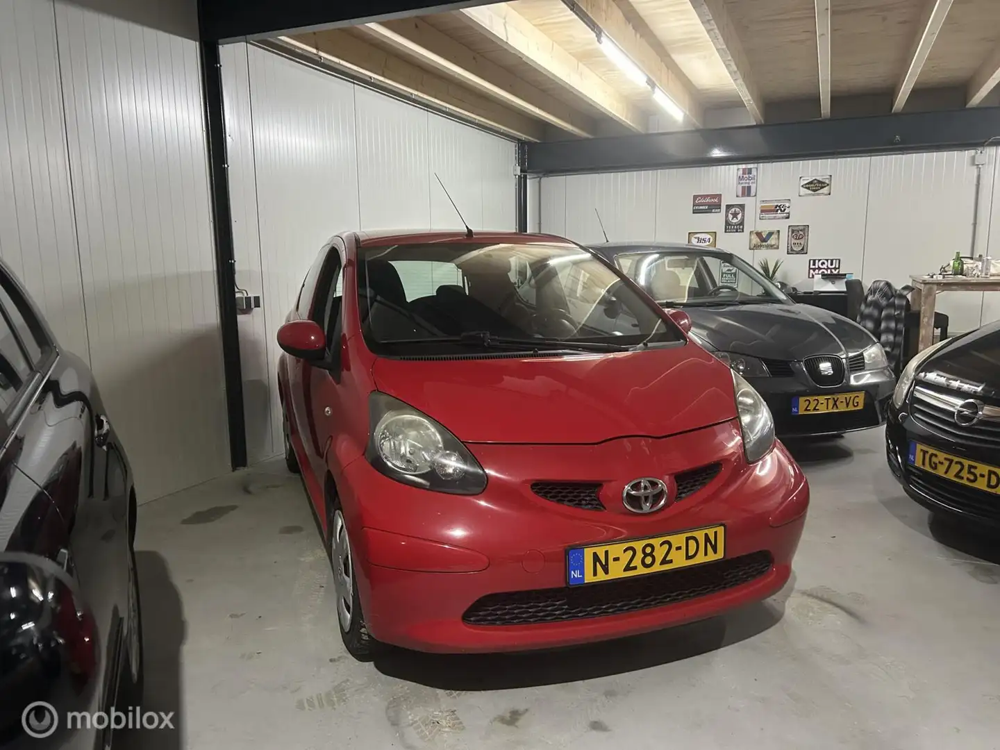 Toyota Aygo 1.0-12V + Rood - 2