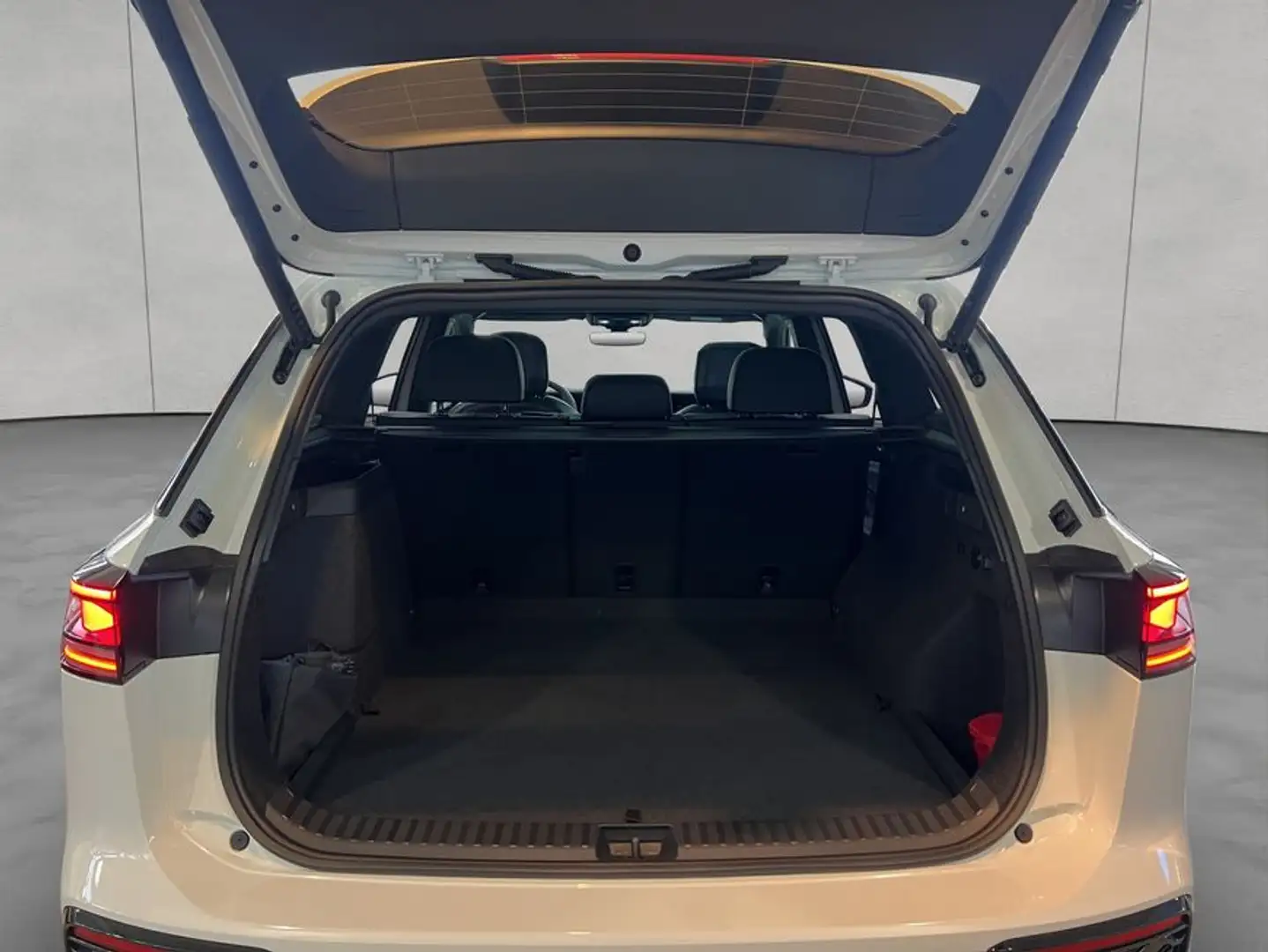 Volkswagen Tayron R-Line eHybrid 1,5l 177PS DSG AHK+LEDER+P Weiß - 2