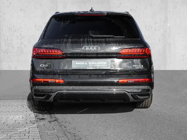 Audi Q7 view 6
