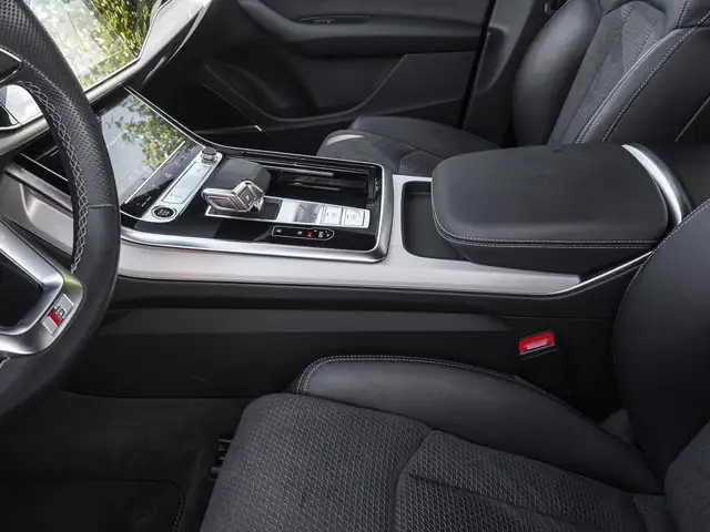 Audi Q7 view 16