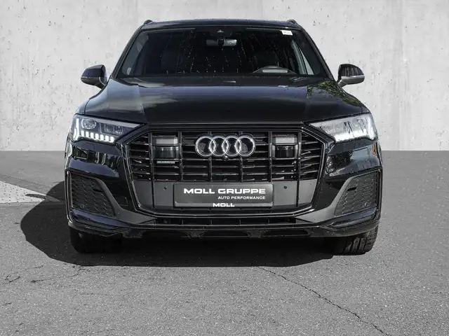 Audi Q7 view 3