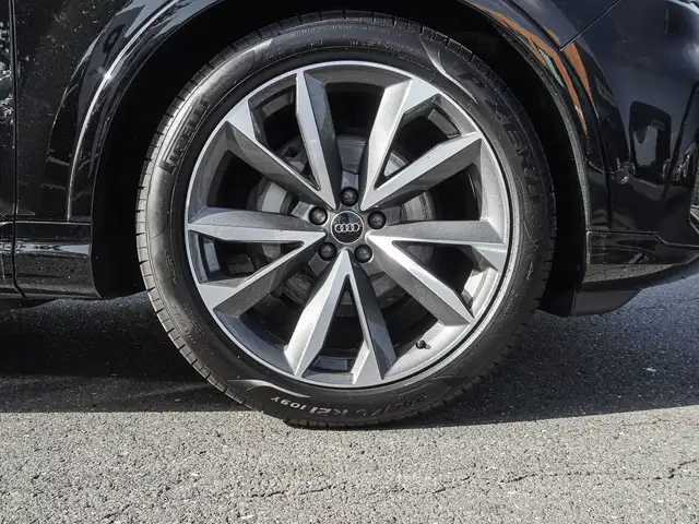 Audi Q7 view 7