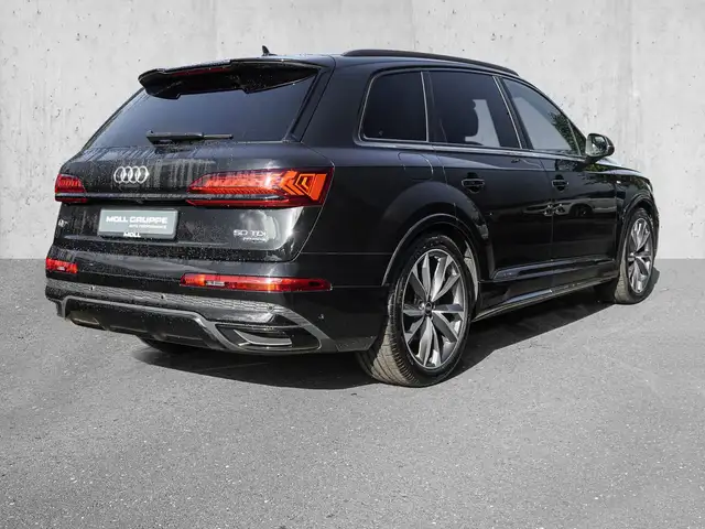 Audi Q7 view 4