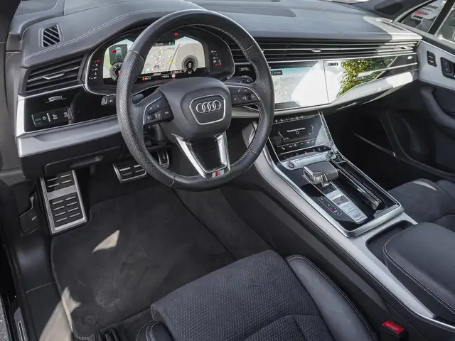 Audi Q7 view 10