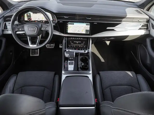 Audi Q7 view 11