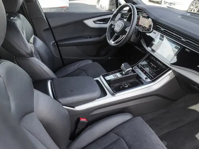Audi Q7 view 9