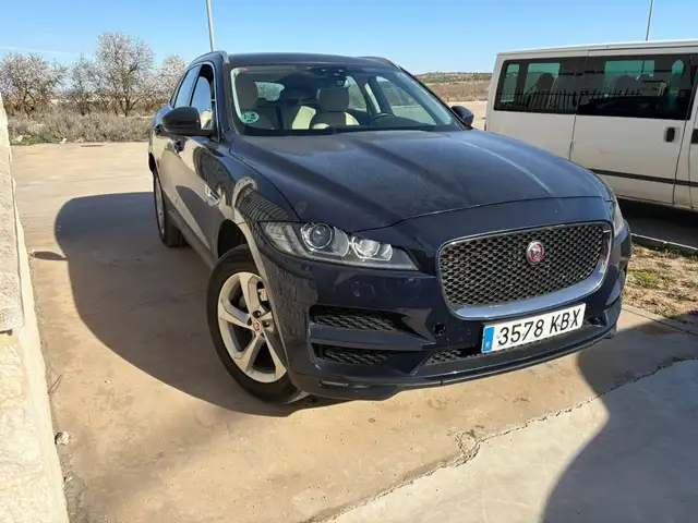 Jaguar F-Pace 2.0i4D Pure Aut. AWD 180