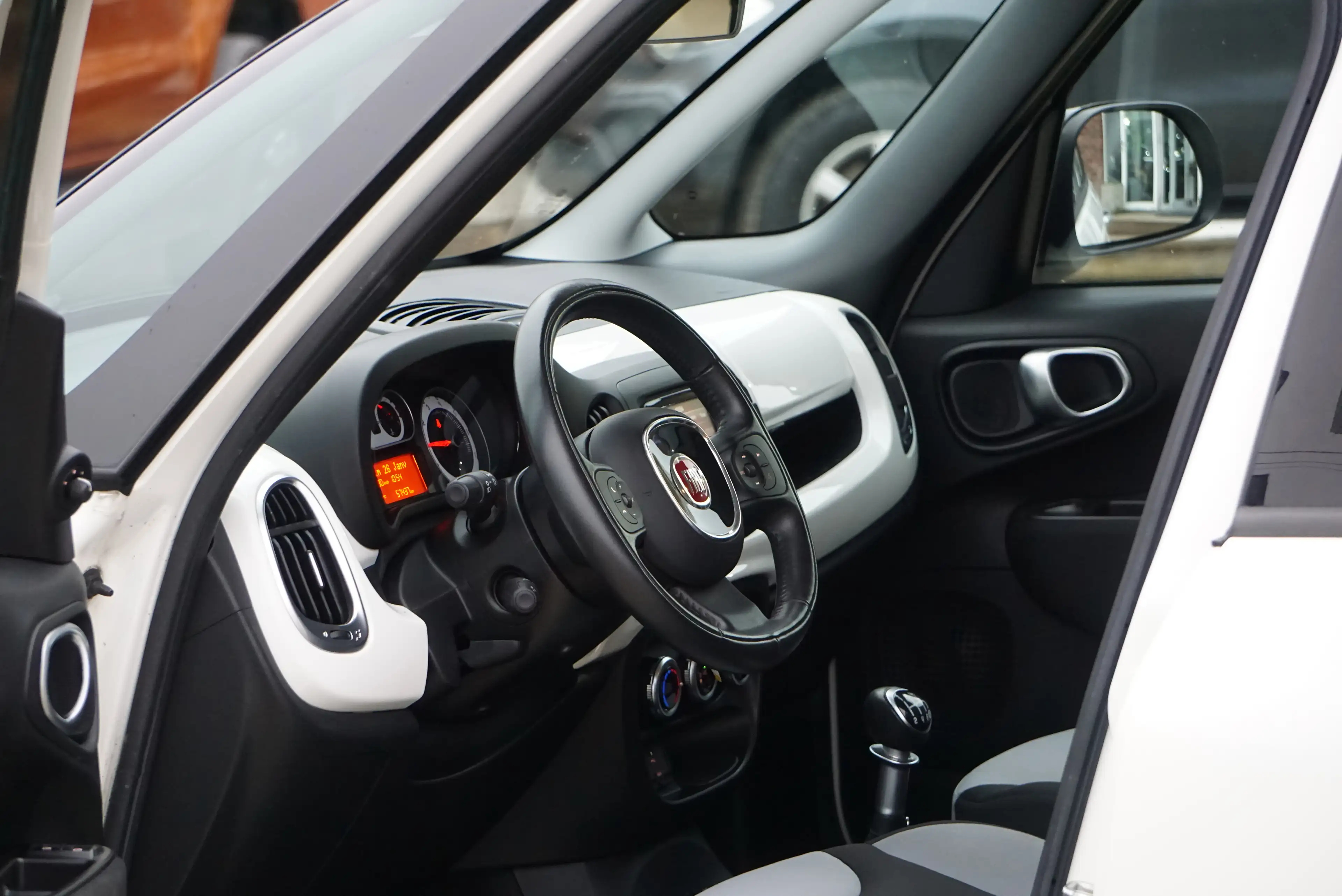 Fiat 500L 1.4i Pop Star CLIMATISATION PDC CARNET CRUISE EU6B — photo 7