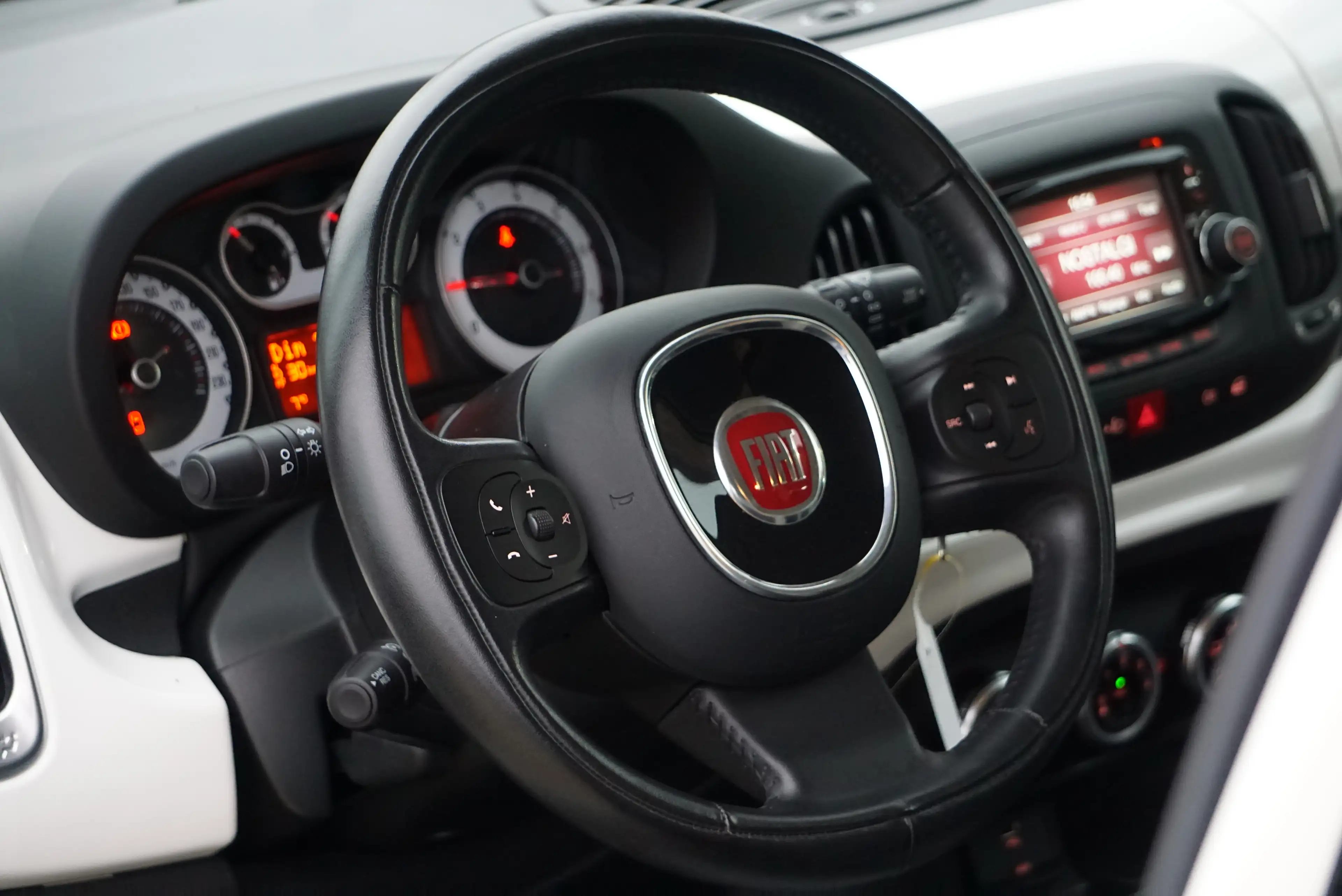 Fiat 500L 1.4i Pop Star CLIMATISATION PDC CARNET CRUISE EU6B — photo 8