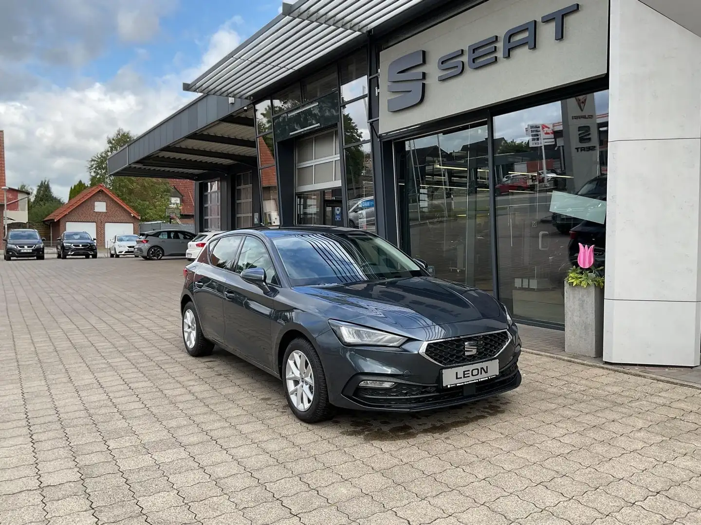 SEAT Leon 1.5 TSI 110 kW Style Edition Grau - 1