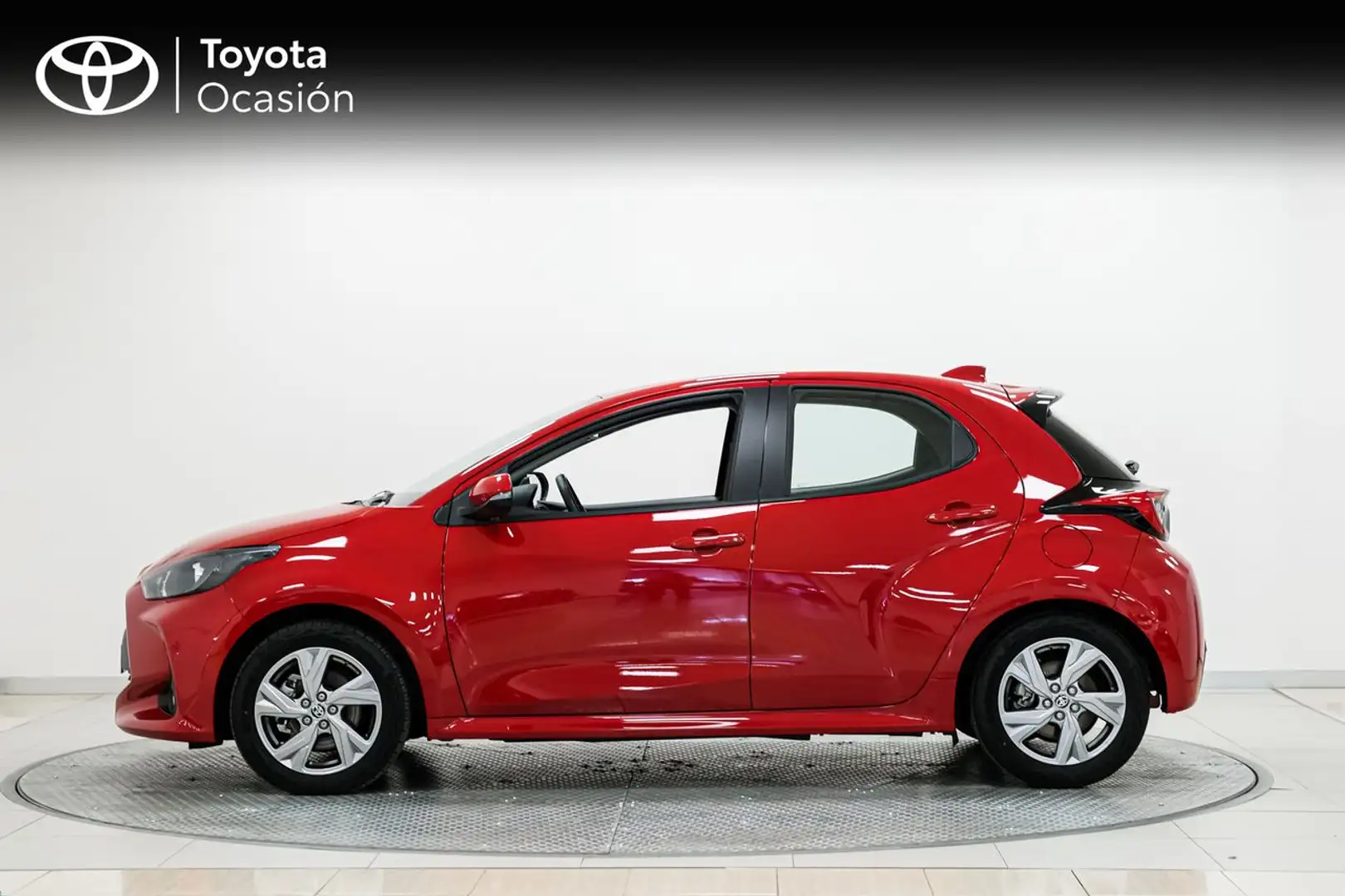 Toyota Yaris Hibrido 120H Active Plus Rojo - 2