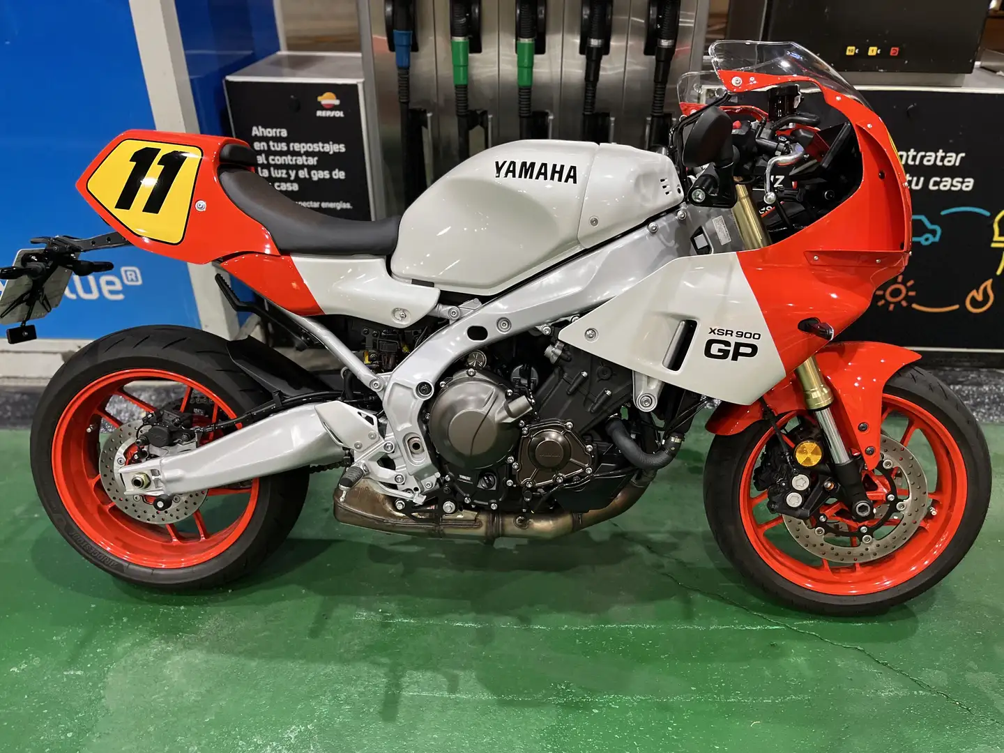 Yamaha XSR 900 XSR 900 GP con accesorios originales - 1