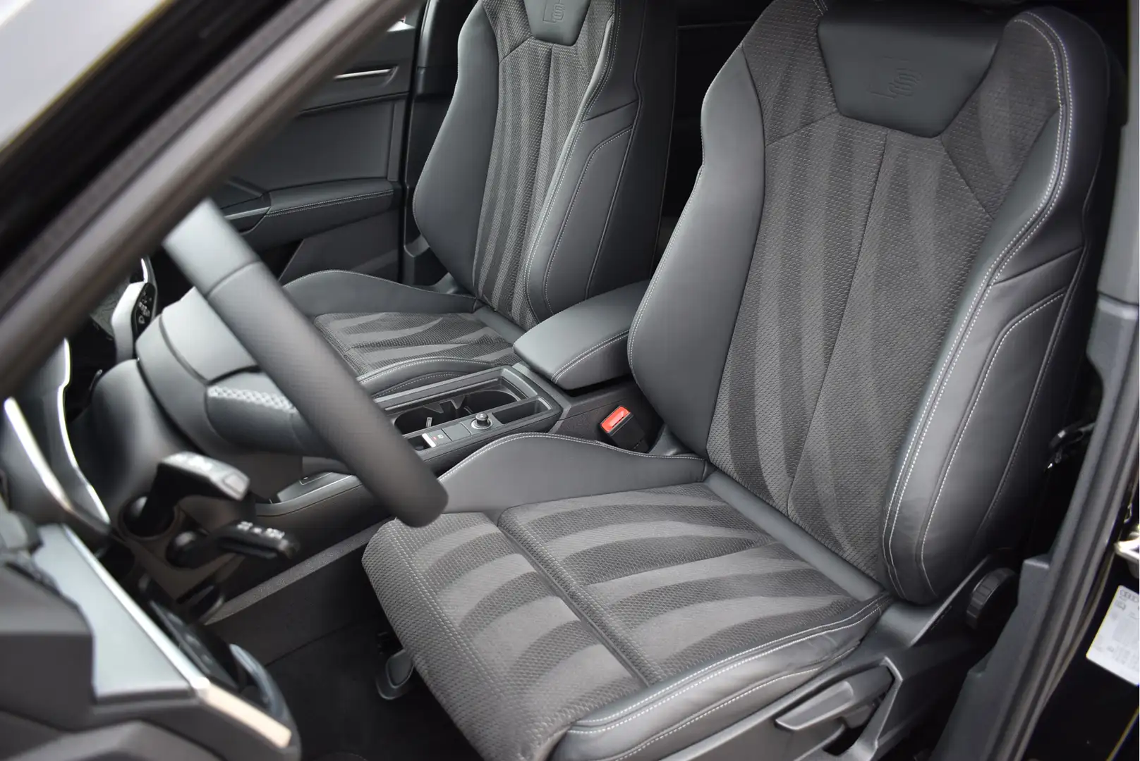 Audi Q3 Sportback 45 TFSI e S-Line 245 Pk Black Ed Navi Ca Zwart - 2