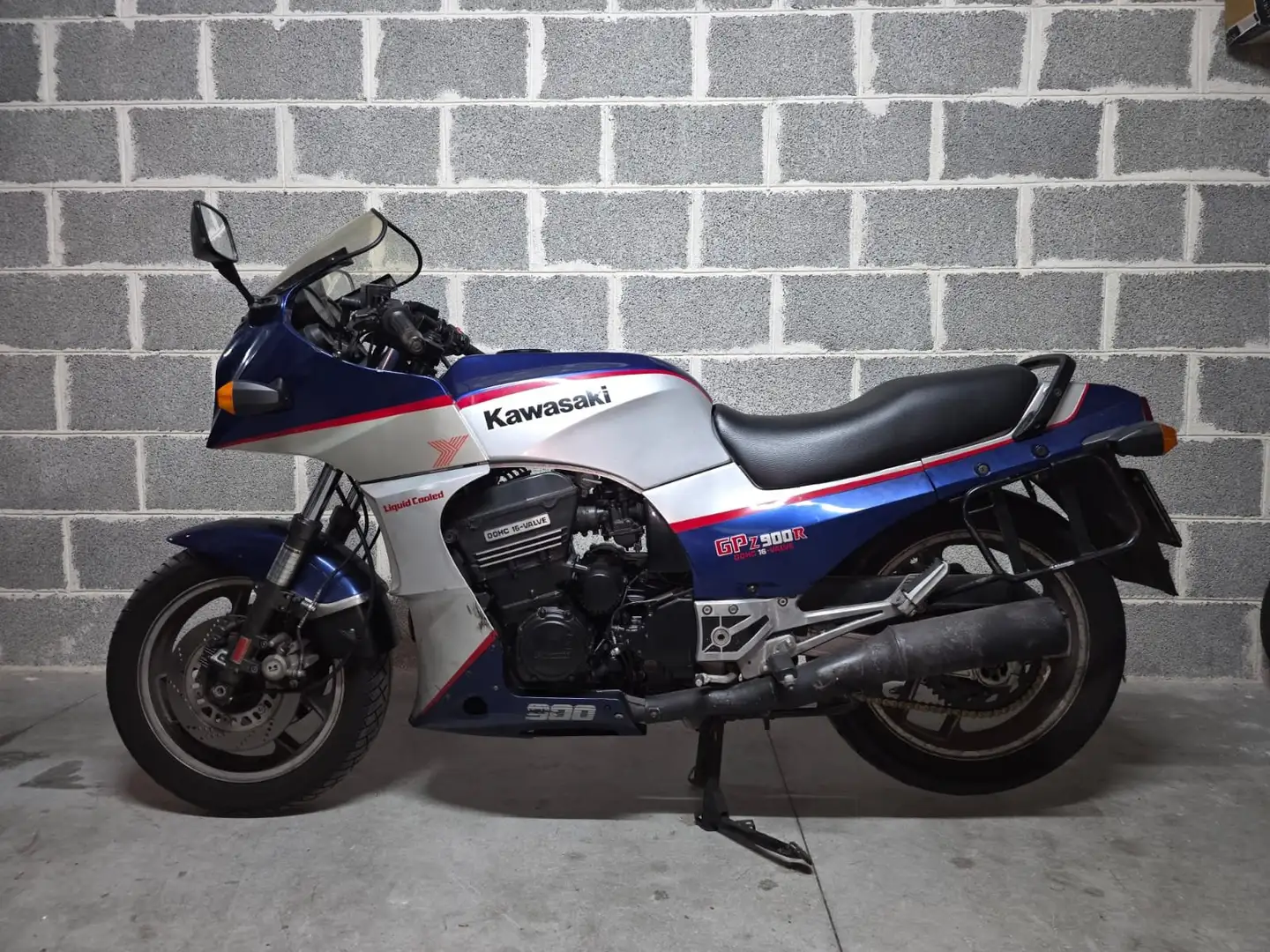 Kawasaki GPZ 900 R Blauw - 1