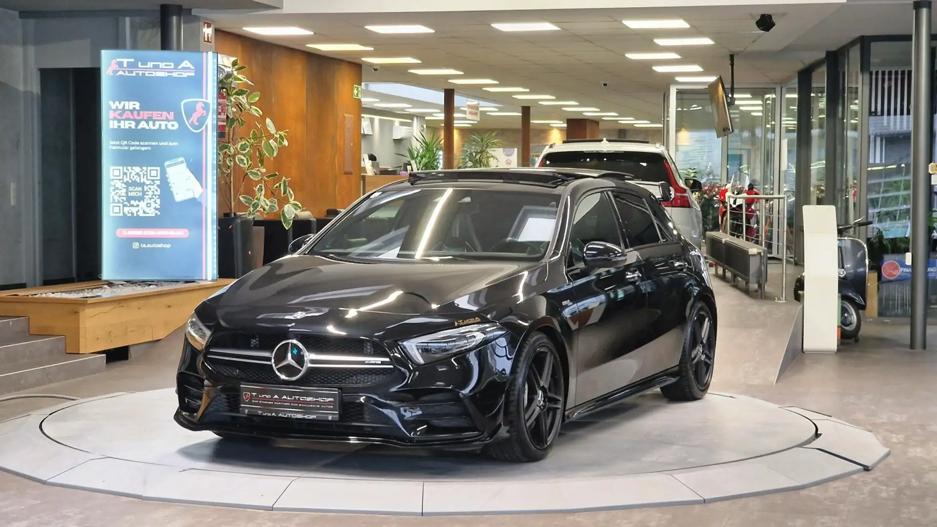Mercedes-Benz A 35 AMG 4-Matic Aut. *Head-up*Pano*Burmester*Kamera* Schwarz - 1