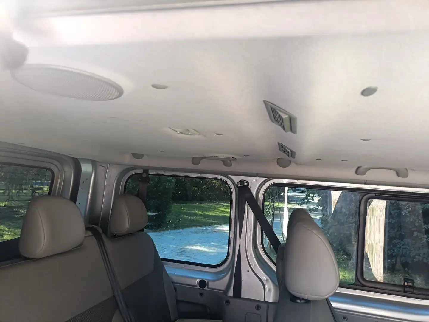 Opel Vivaro van 9 posti - 1