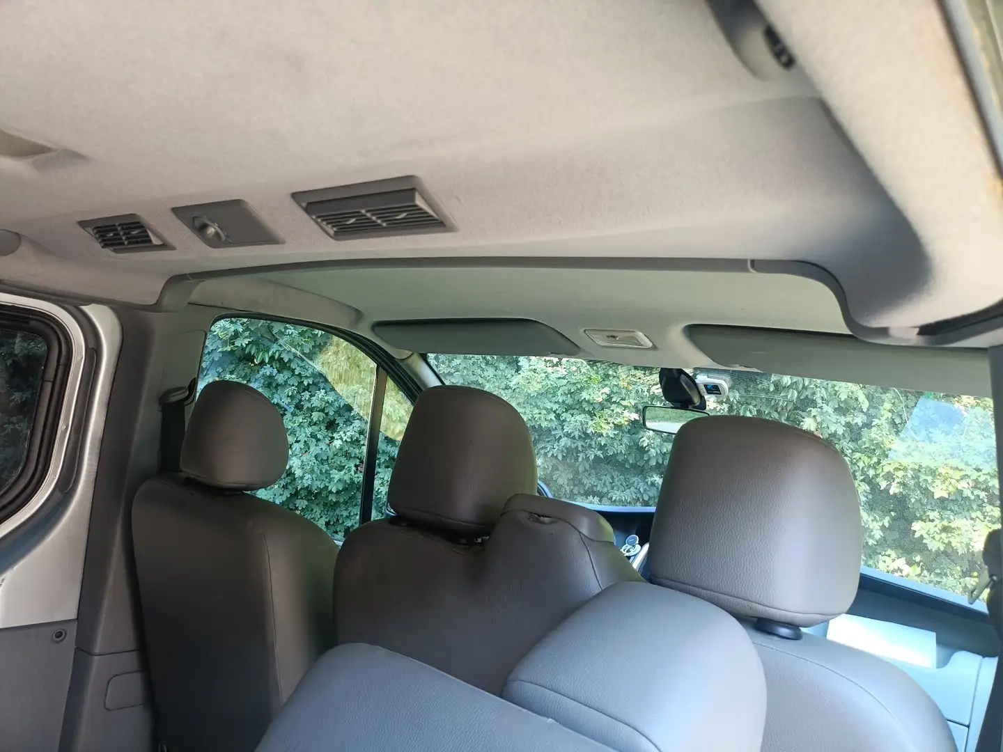 Opel Vivaro van 9 posti - 2