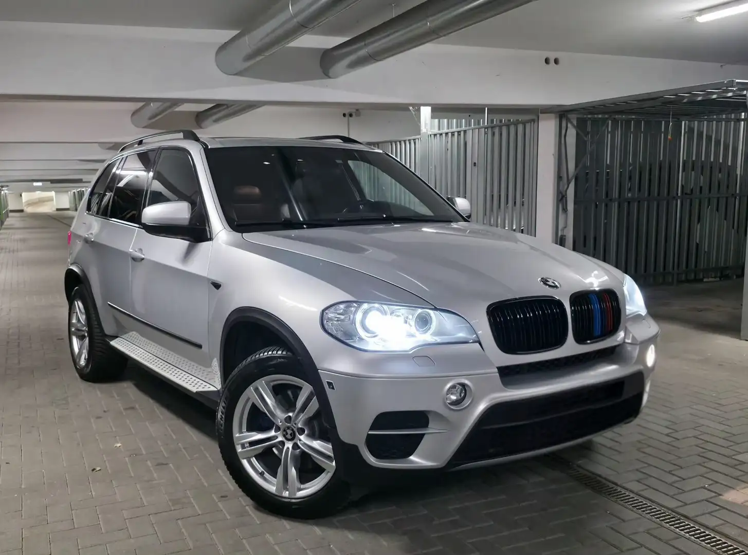 BMW X5 xDrive40d Edition Exclusive Silber - 1