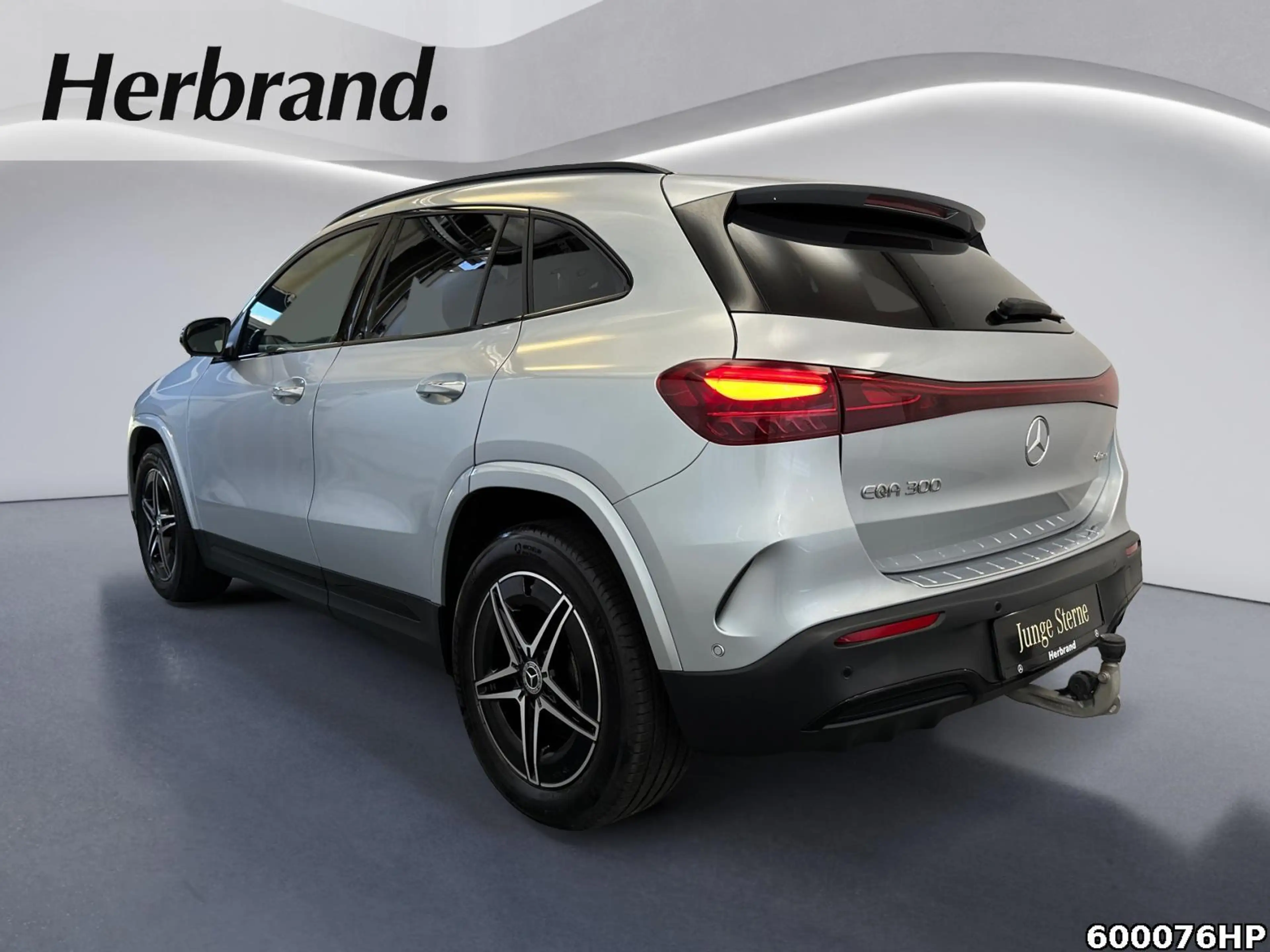 Mercedes-Benz EQA 300 4M AMG  AHK Night 360° DISTRONIC KEYLESS — photo 4