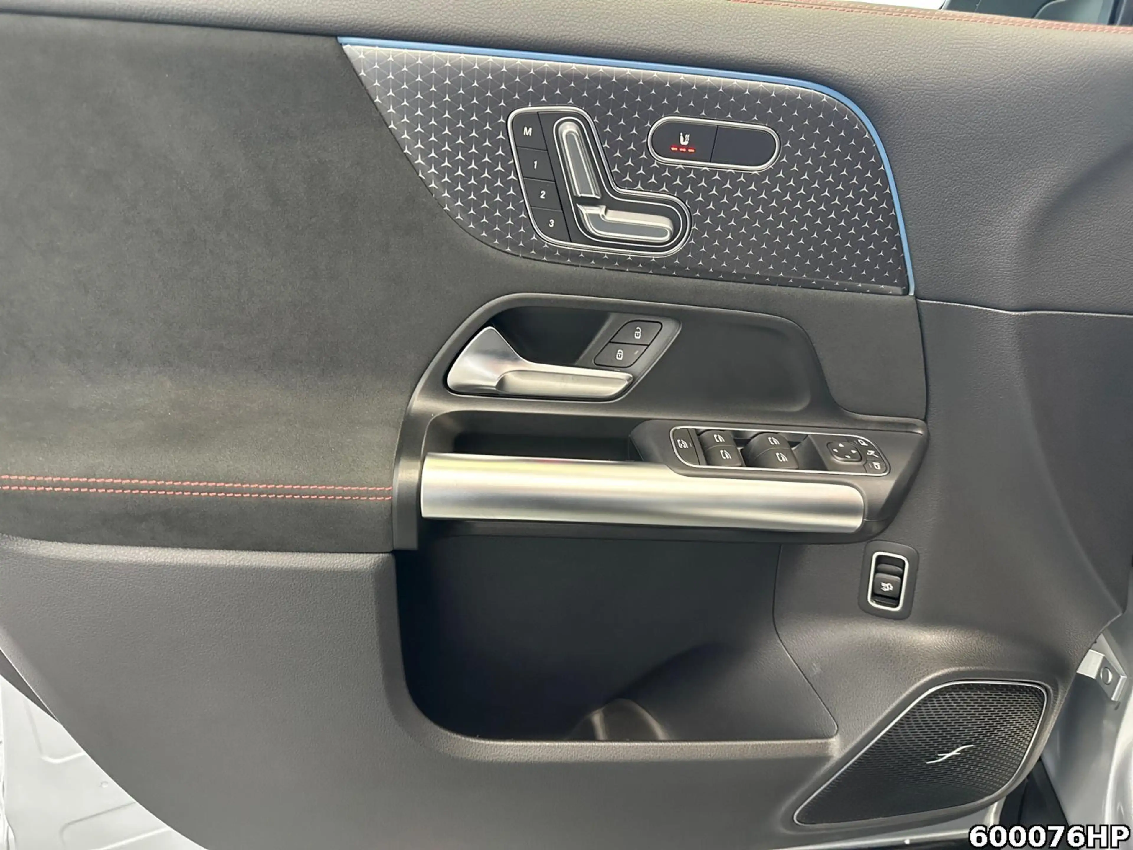 Mercedes-Benz EQA 300 4M AMG  AHK Night 360° DISTRONIC KEYLESS — photo 9