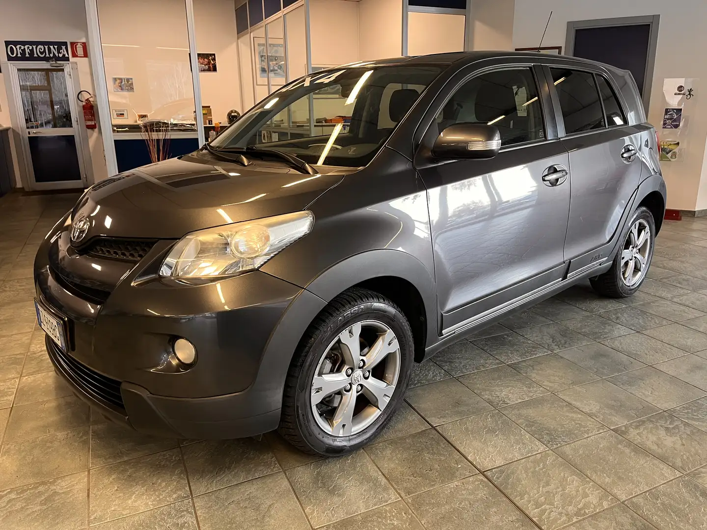 Toyota Urban Cruiser 1.4 d-4d 4X4 Luxury Gris - 2