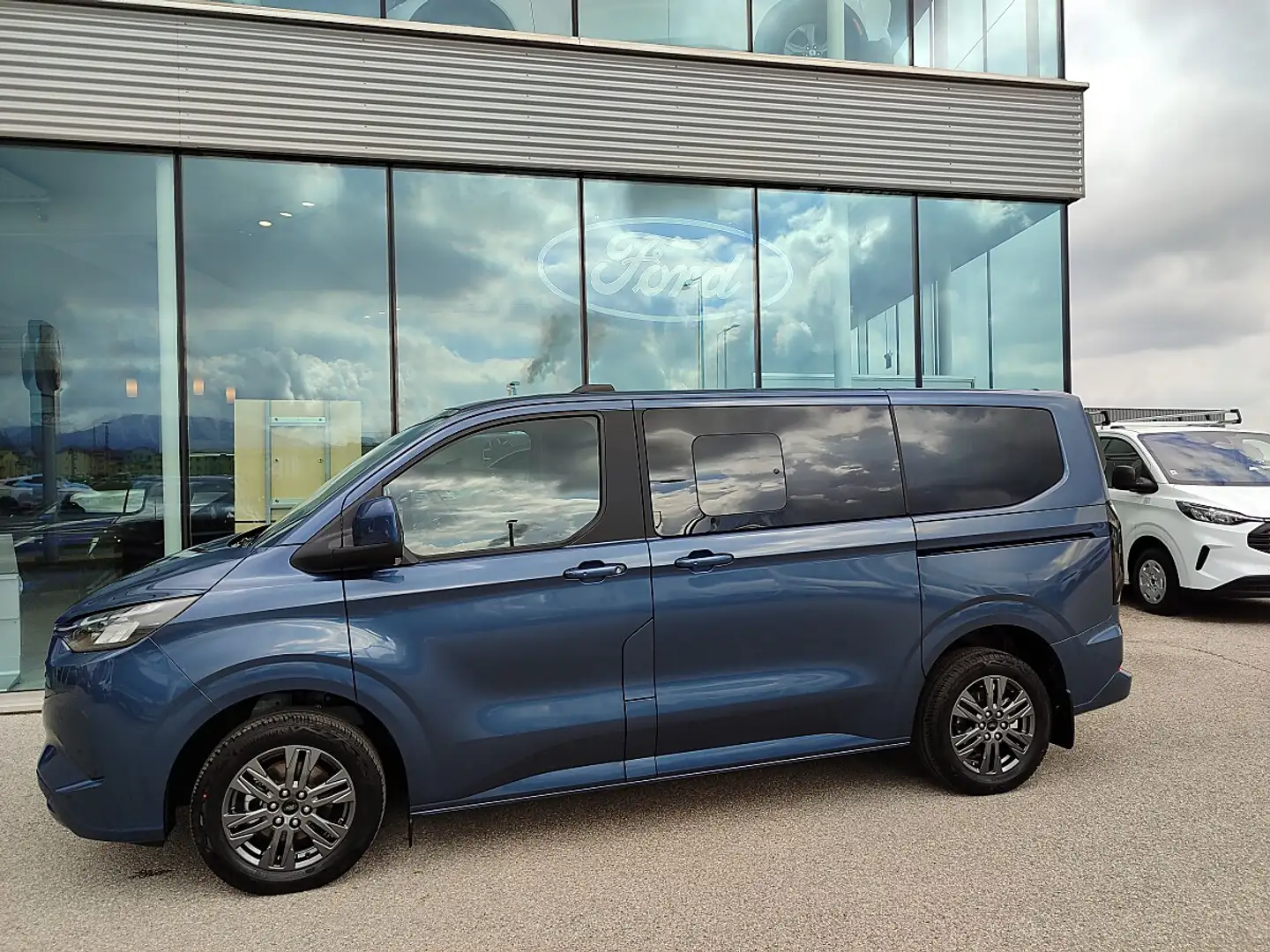 Ford Tourneo Custom Bus 2.5 PHEV 340 L1H1 FWD Titanium Aut. Blau - 2