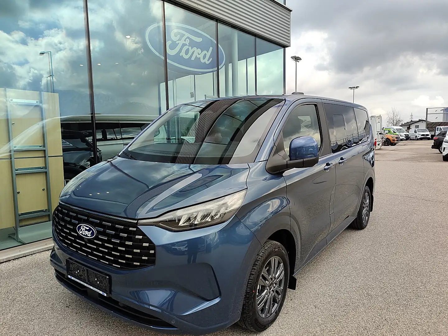 Ford Tourneo Custom Bus 2.5 PHEV 340 L1H1 FWD Titanium Aut. Blau - 1