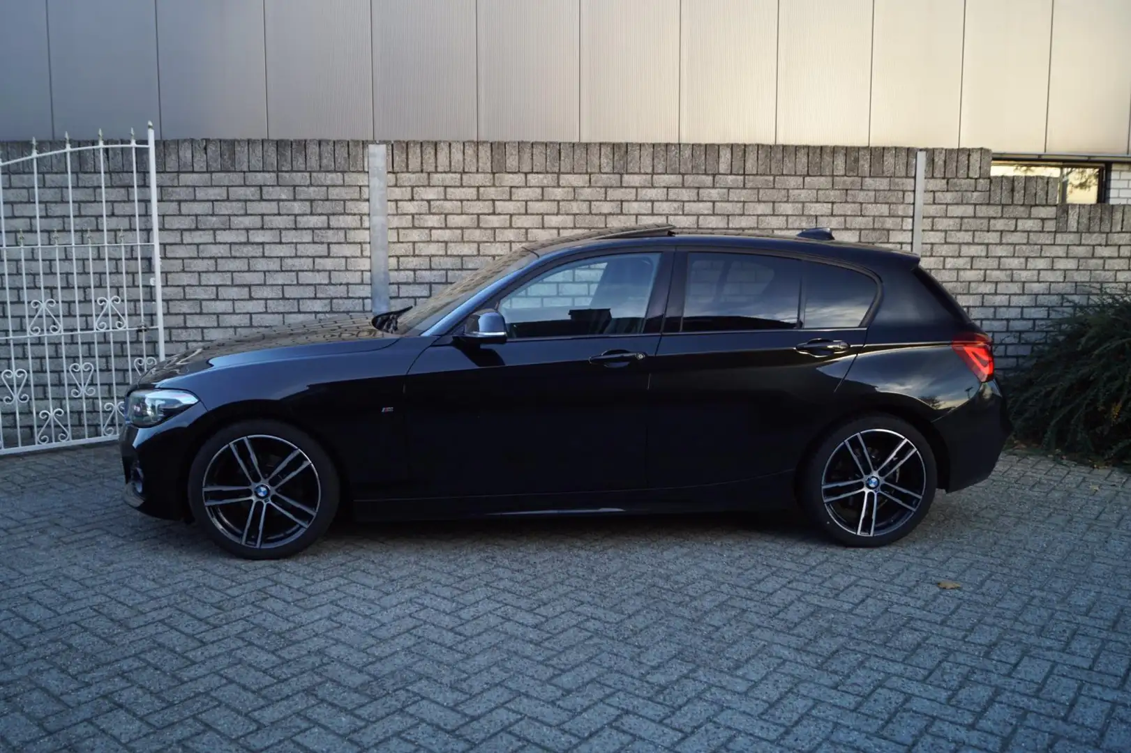 BMW 118 1-serie 118i High Executive M Sport Autom Schkdak Zwart - 2