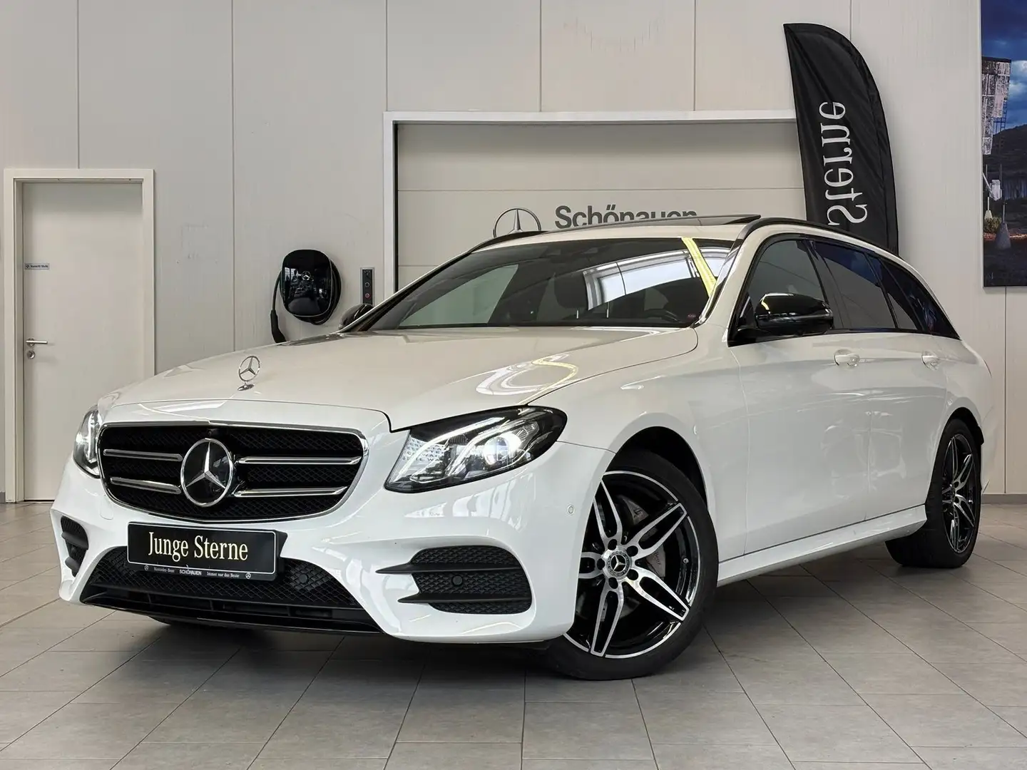 Mercedes-Benz E 220 d 4M T AMG+DISTR+COMAND+STDZ+AHK+NIGHT+360 Weiß - 1