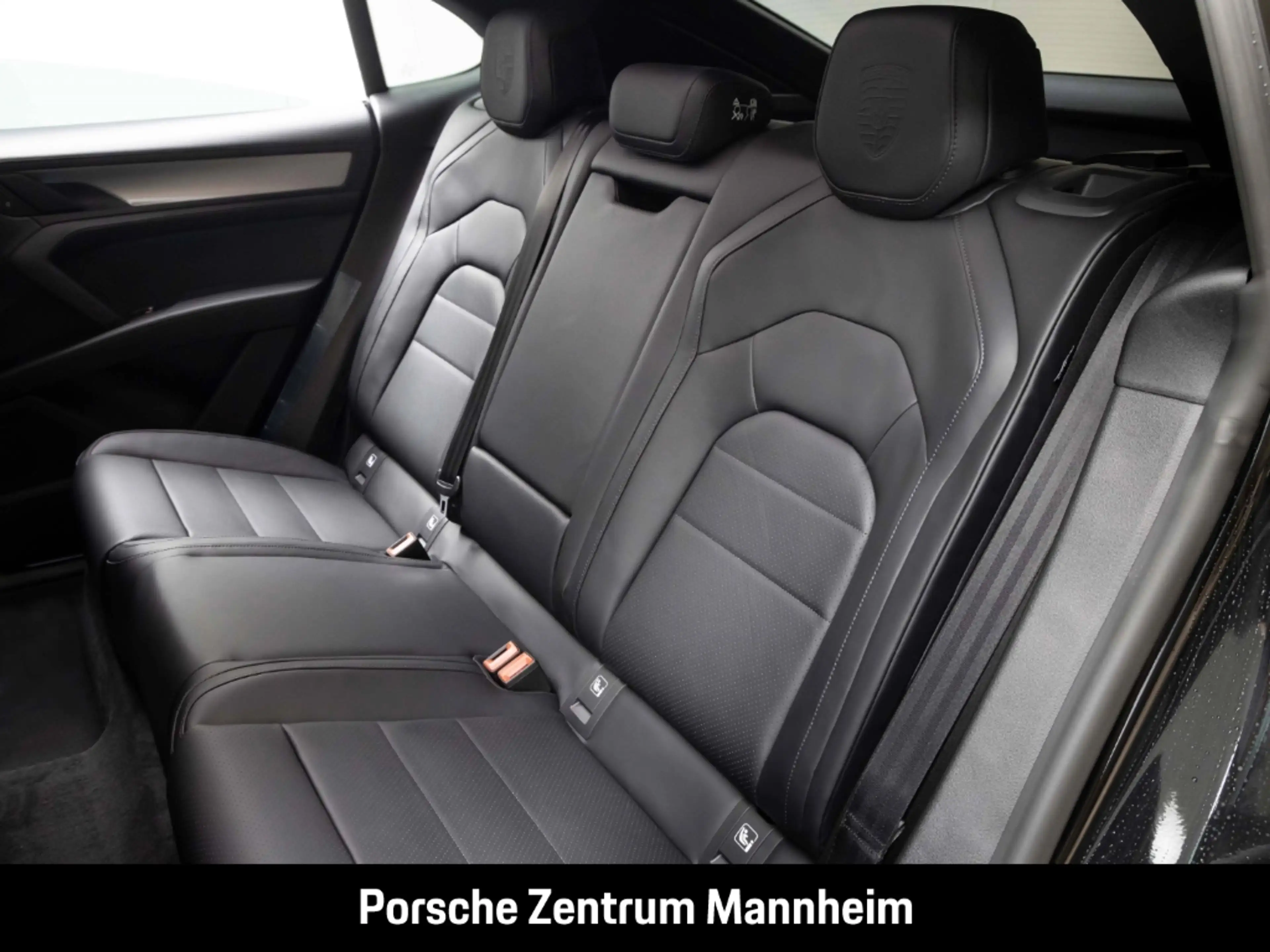 Porsche Cayenne Coupe Electric — photo 14