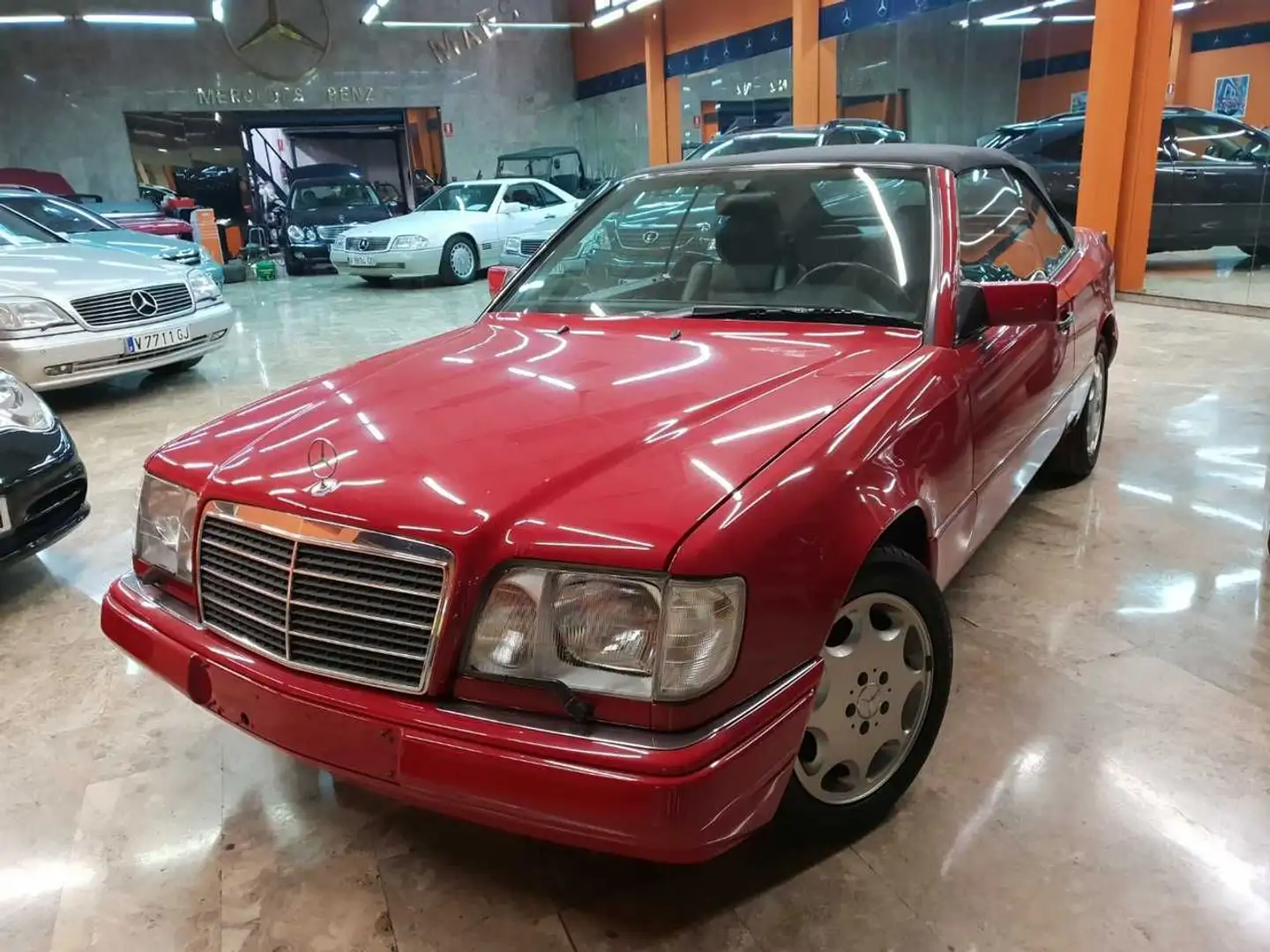 Mercedes-Benz E 220 Rojo - 1