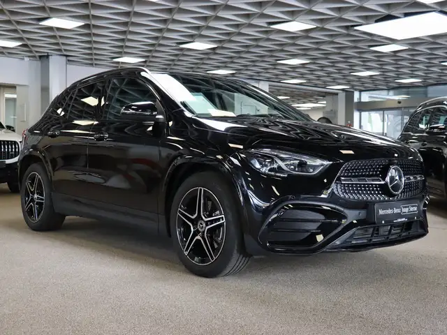 Mercedes-Benz GLA view 3