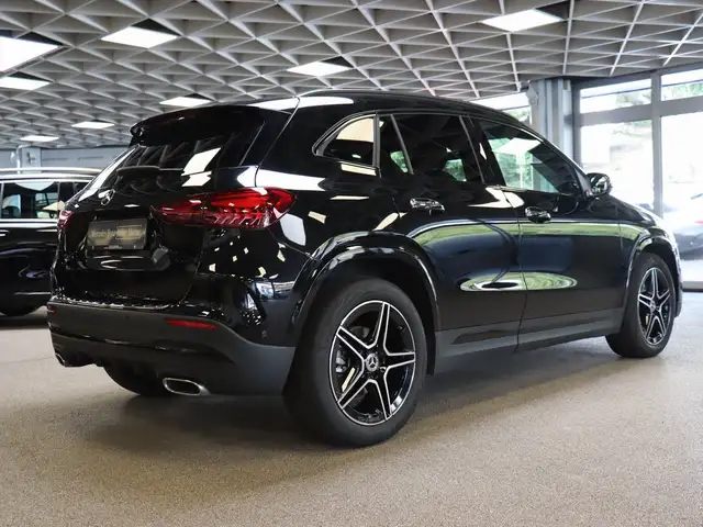Mercedes-Benz GLA view 5