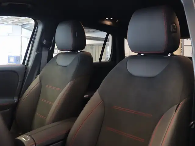 Mercedes-Benz GLA view 12