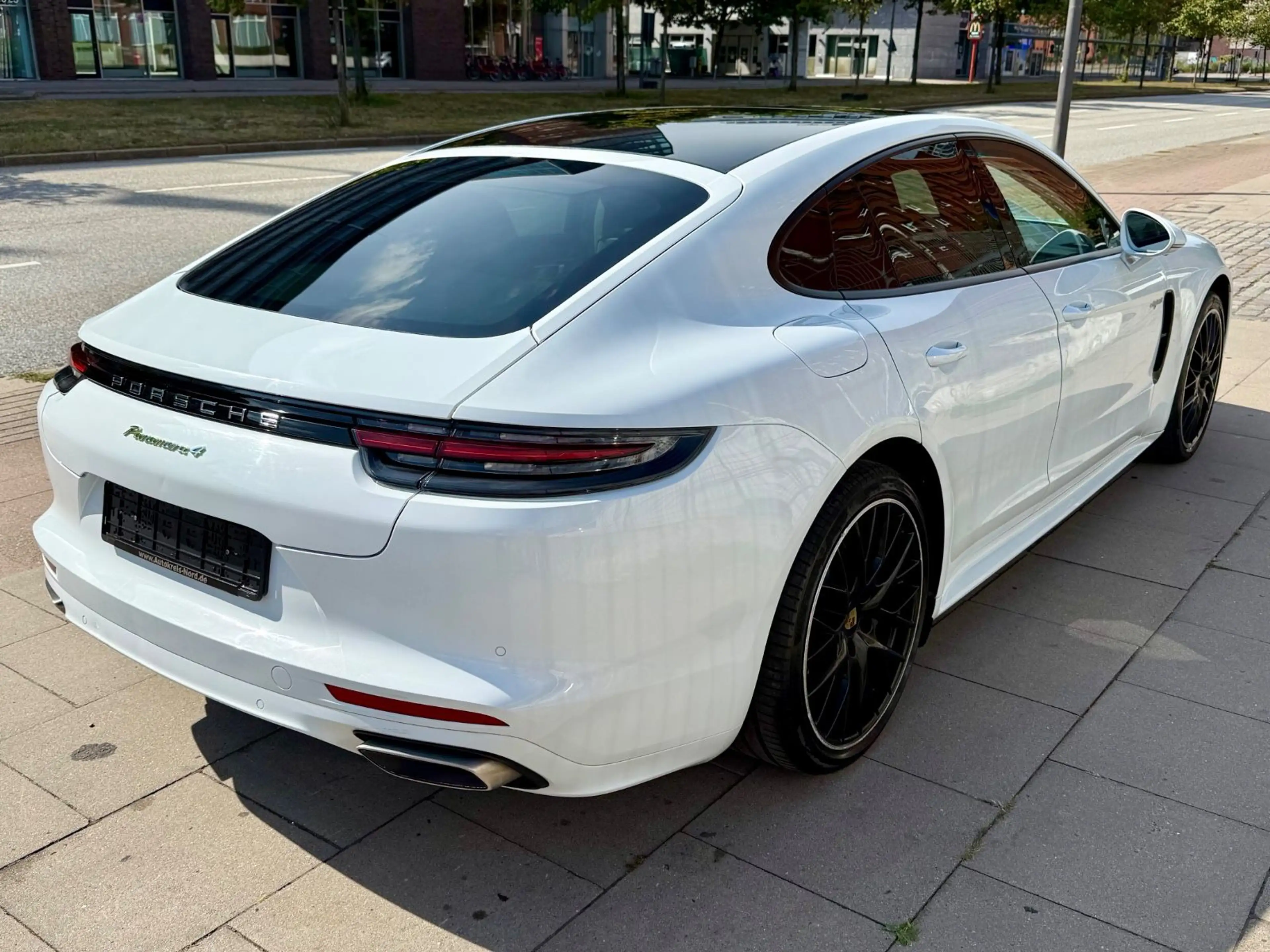 Porsche Panamera 4 E-Hybrid — photo 11
