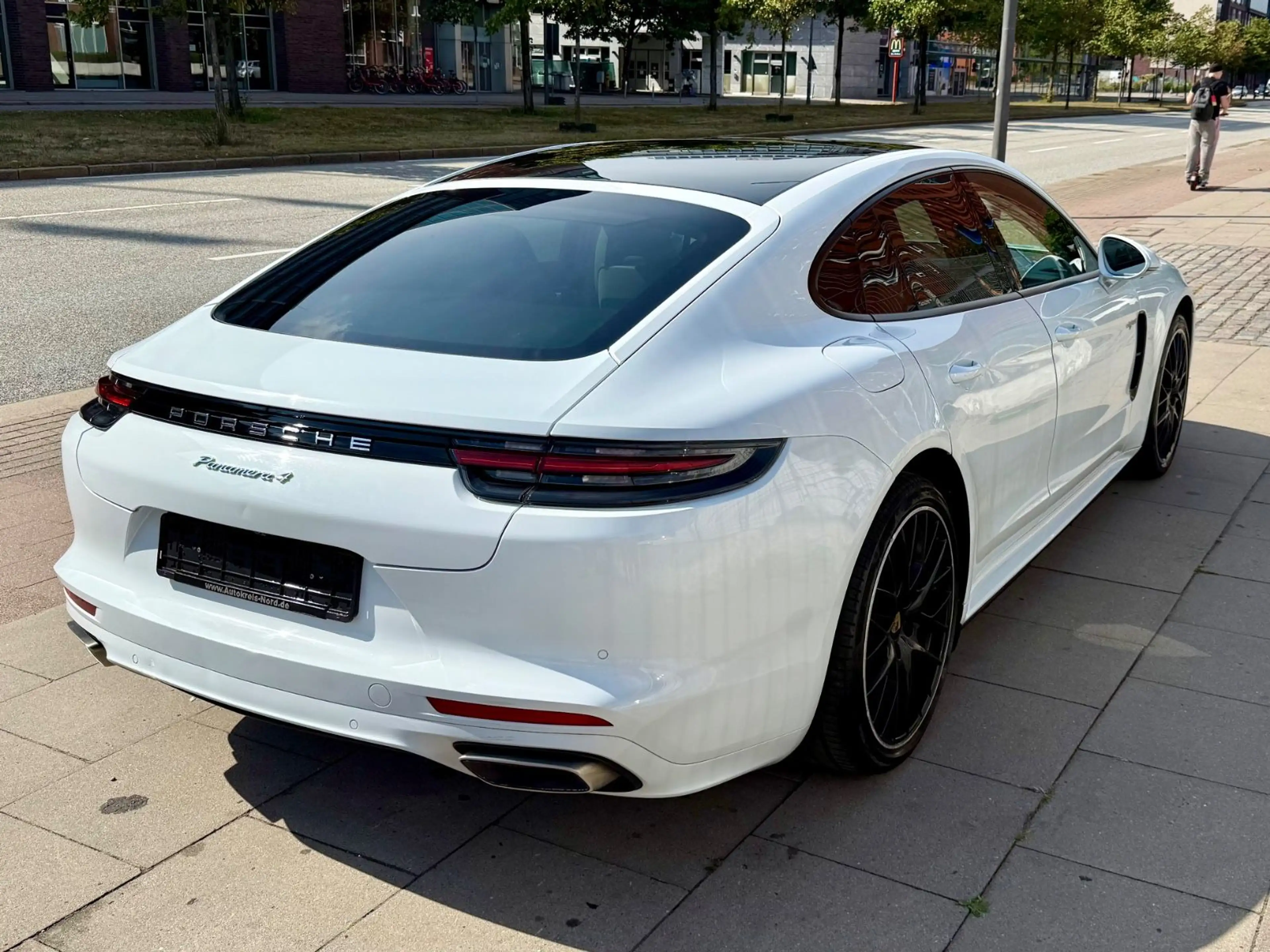 Porsche Panamera 4 E-Hybrid — photo 12