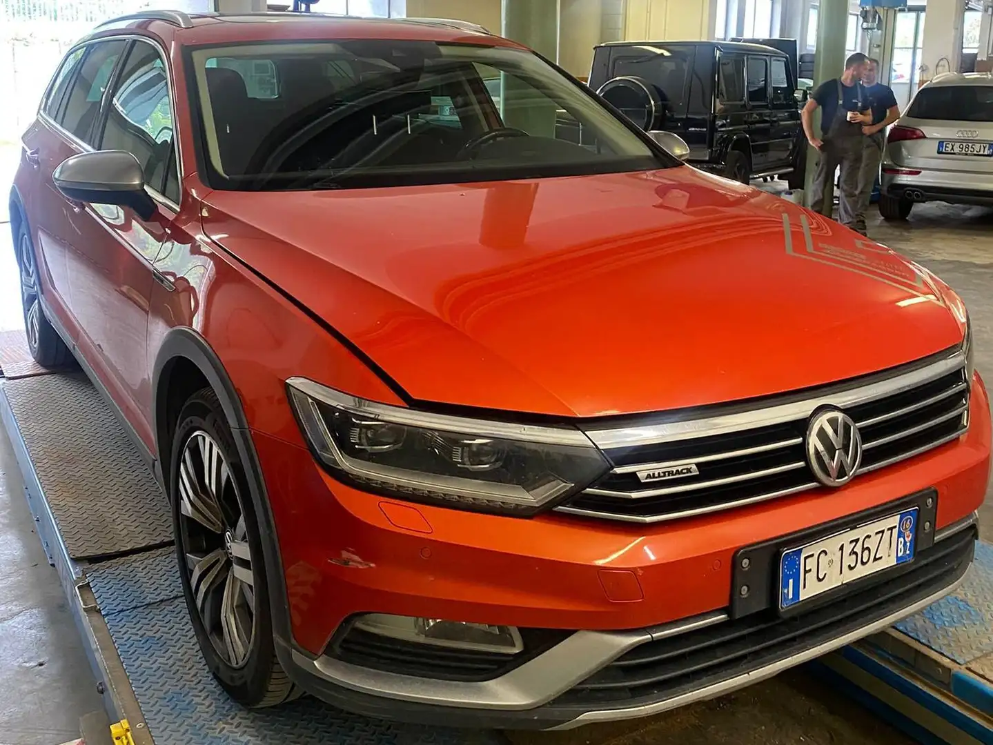 Volkswagen Passat Alltrack Оранжевий - 1