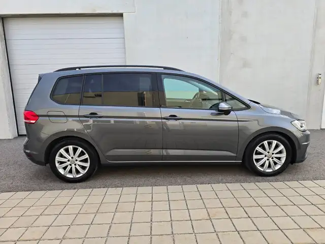 Volkswagen Touran view 4