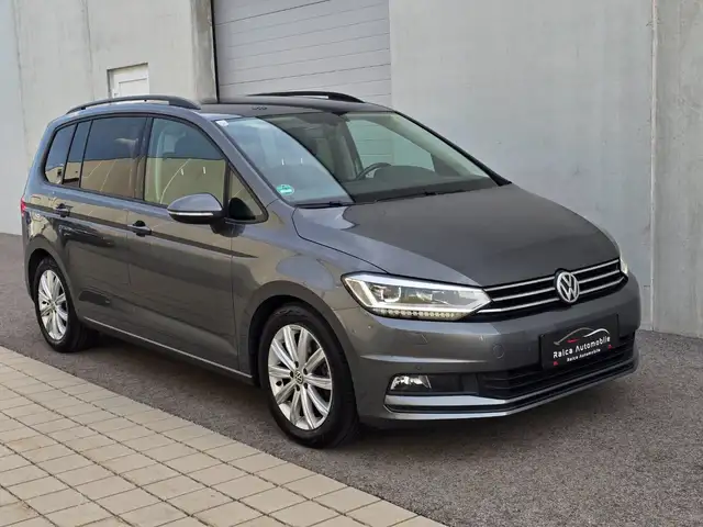 Volkswagen Touran view 3